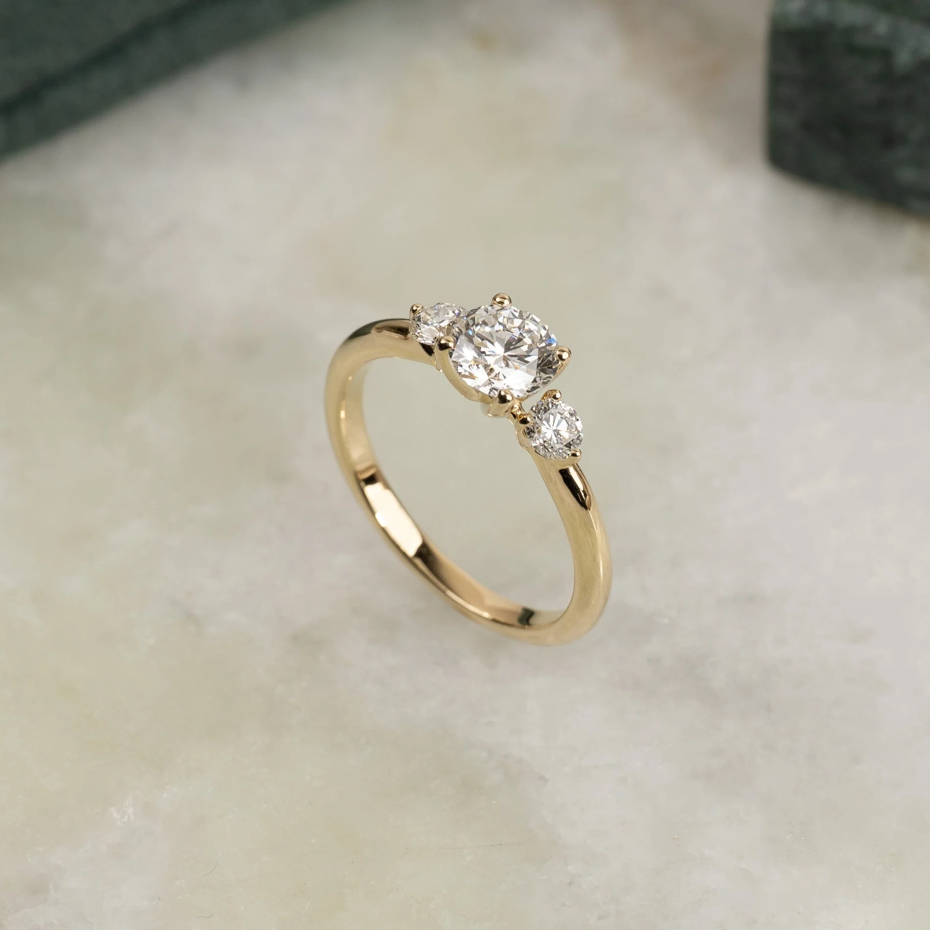 ROUND TRILOGY LAB-DIAMOND RING - 1.0ct - YG - Image 6