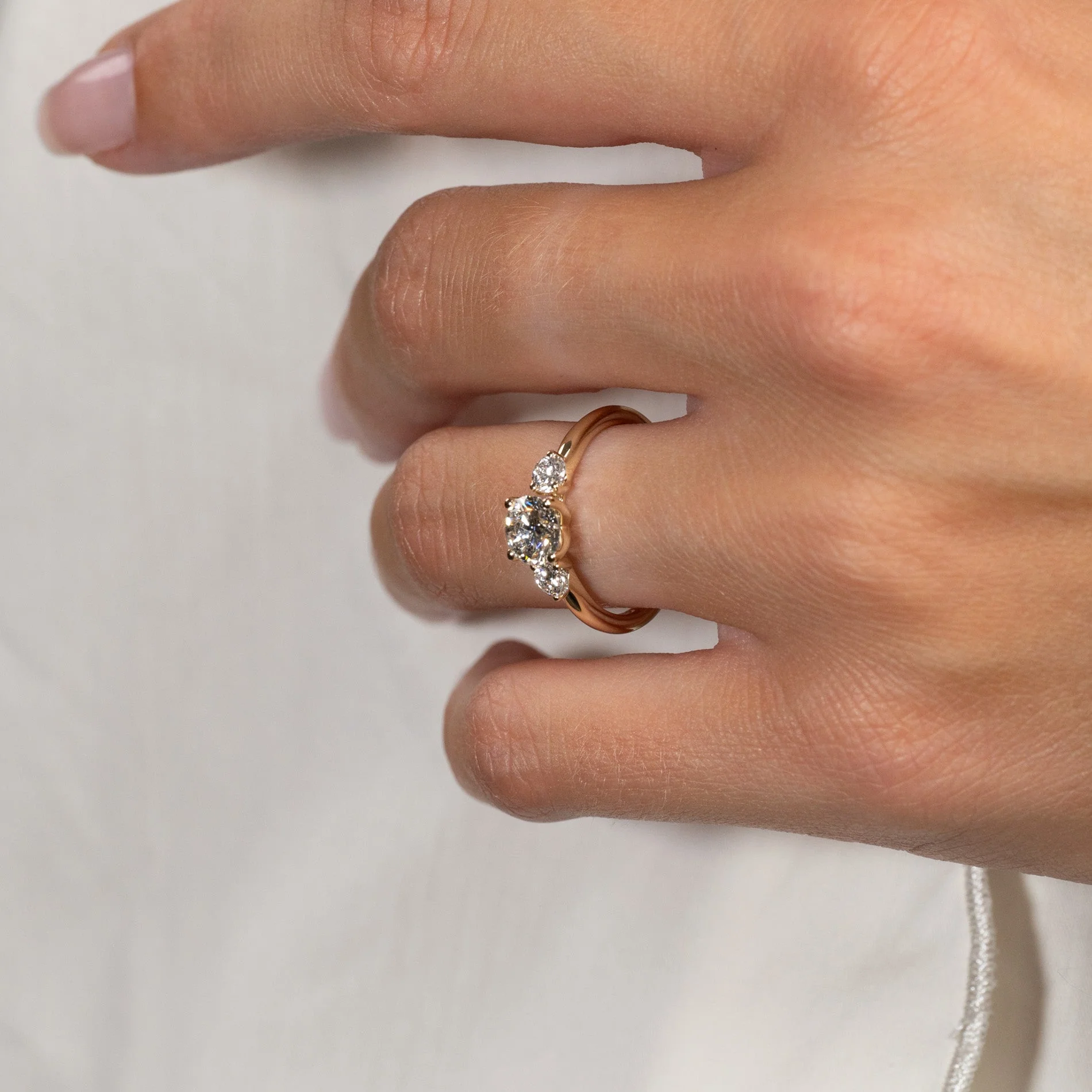 ROUND TRILOGY LAB-DIAMOND RING - 1.0ct - YG - Image 7