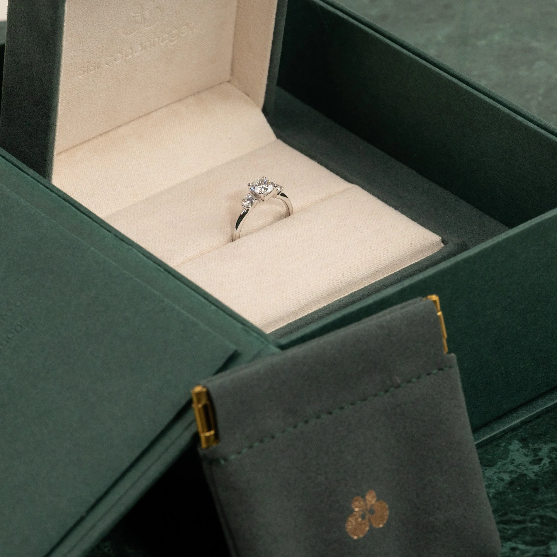 ROUND TRILOGY LAB-DIAMOND RING - 1.4ct - WG - Image 10
