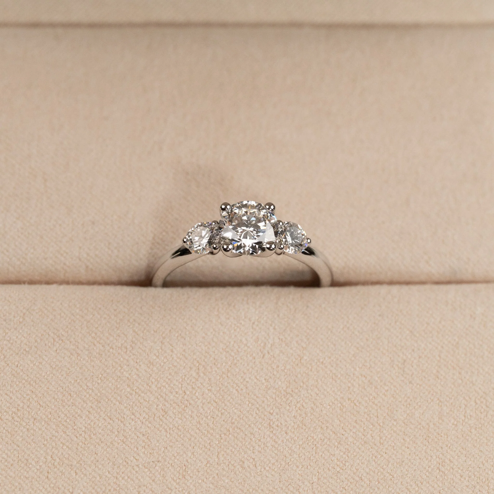 ROUND TRILOGY LAB-DIAMOND RING - 1.4ct - WG - Image 3