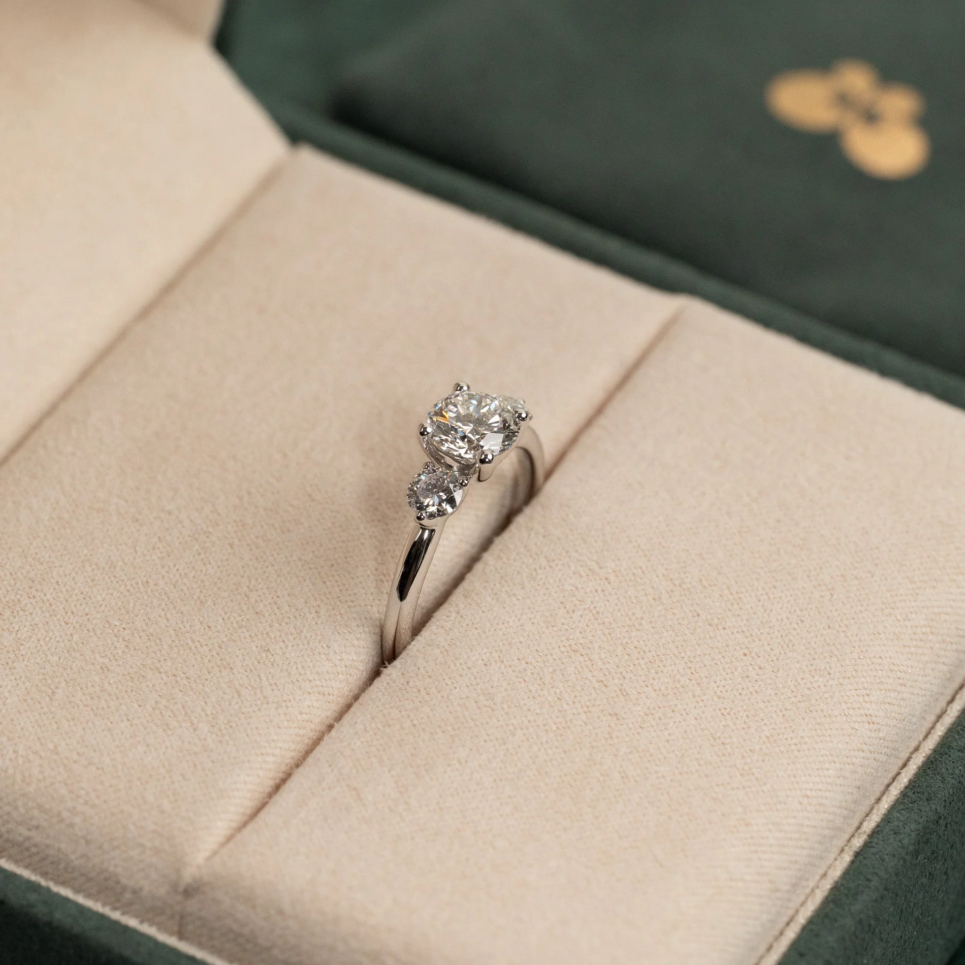 ROUND TRILOGY LAB-DIAMOND RING - 1.4ct - WG - Image 4