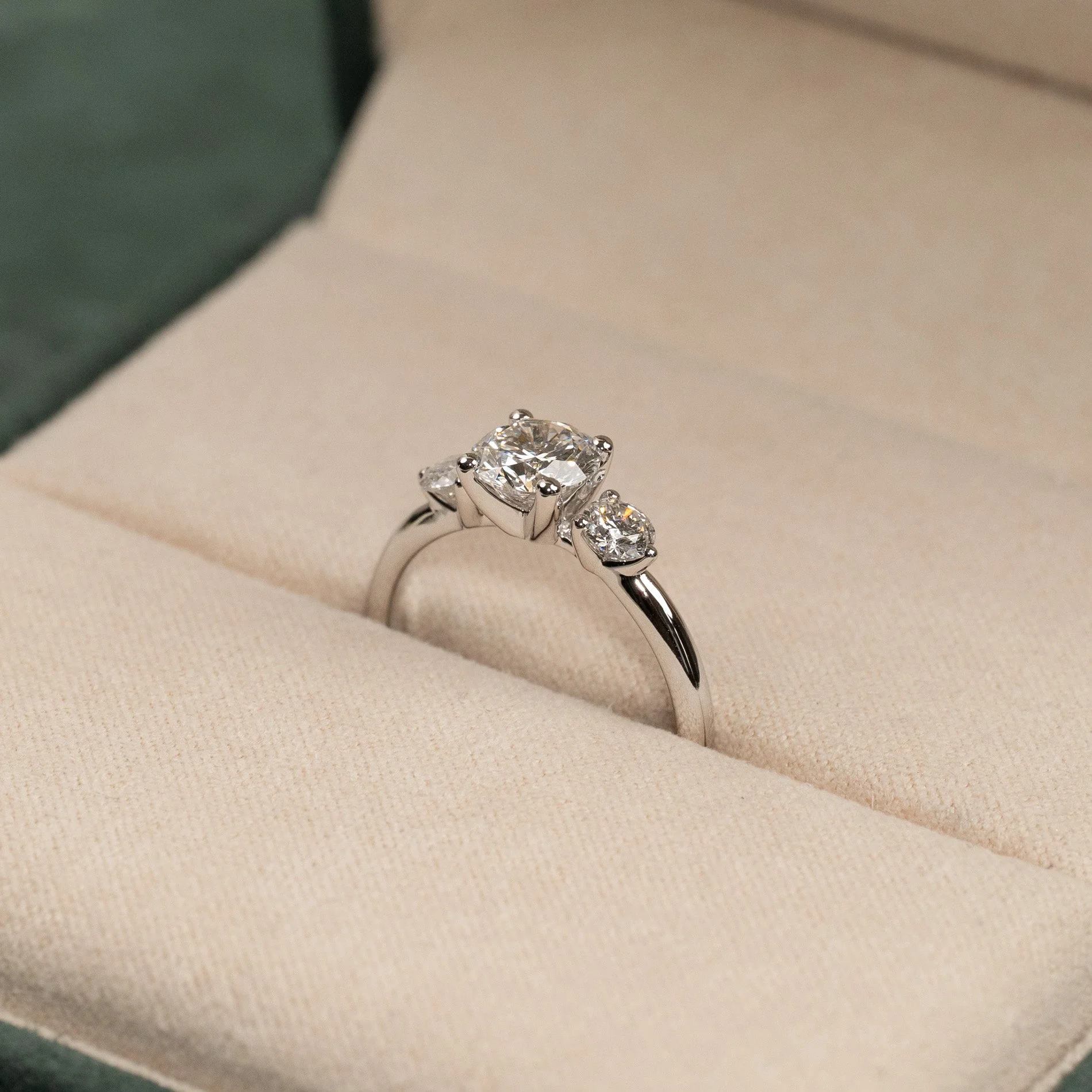ROUND TRILOGY LAB-DIAMOND RING - 1.4ct - WG - Image 6