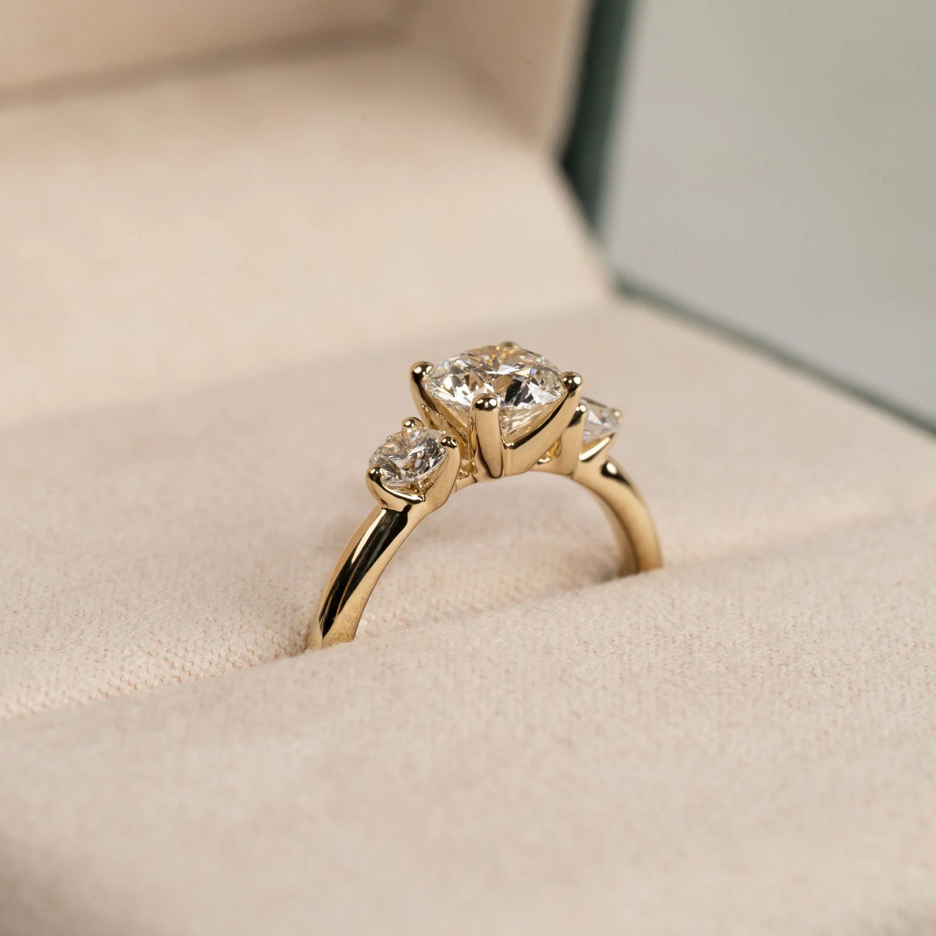 ROUND TRILOGY LAB-DIAMOND RING - 1.4ct - YG - Image 3