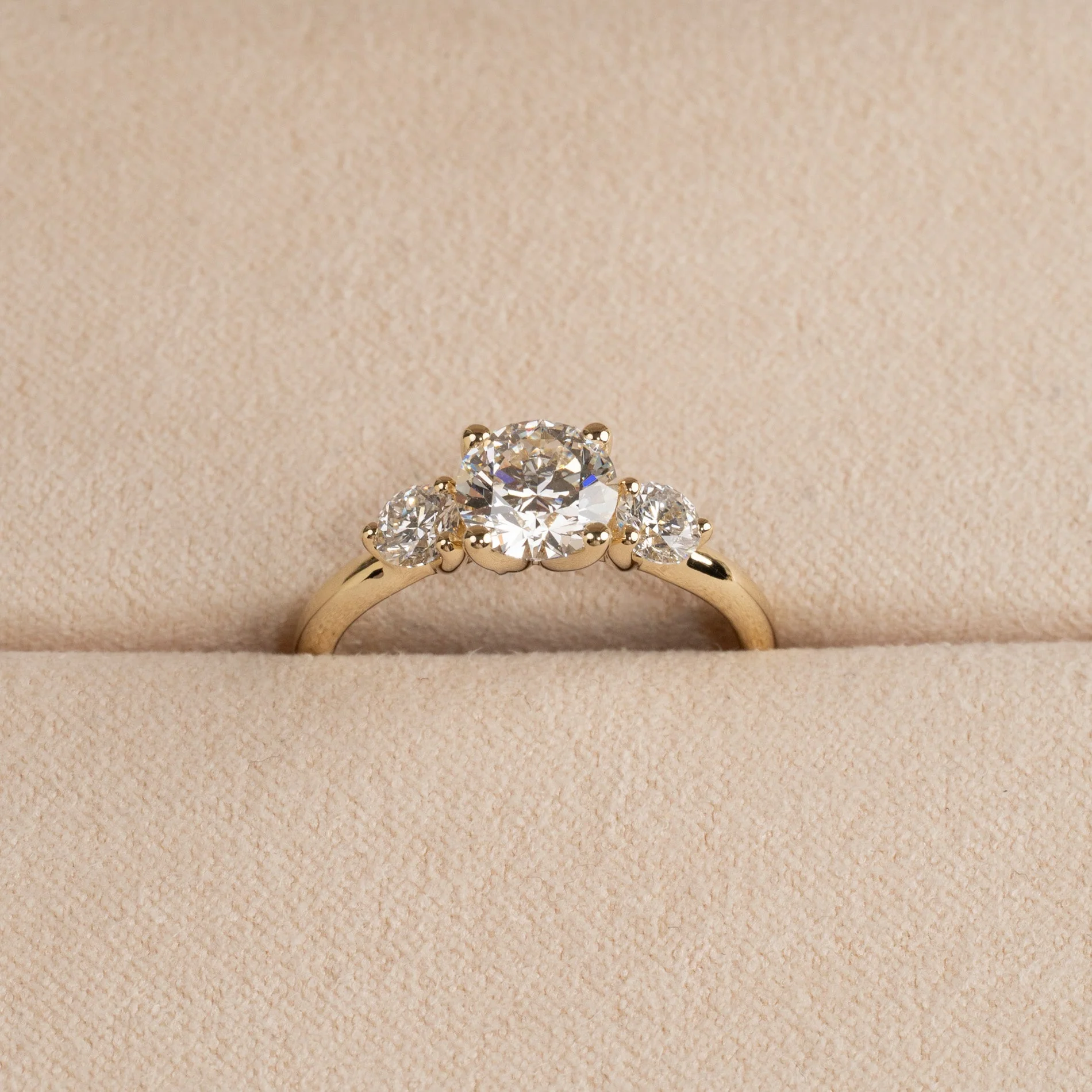 ROUND TRILOGY LAB-DIAMOND RING - 1.4ct - YG - Image 4