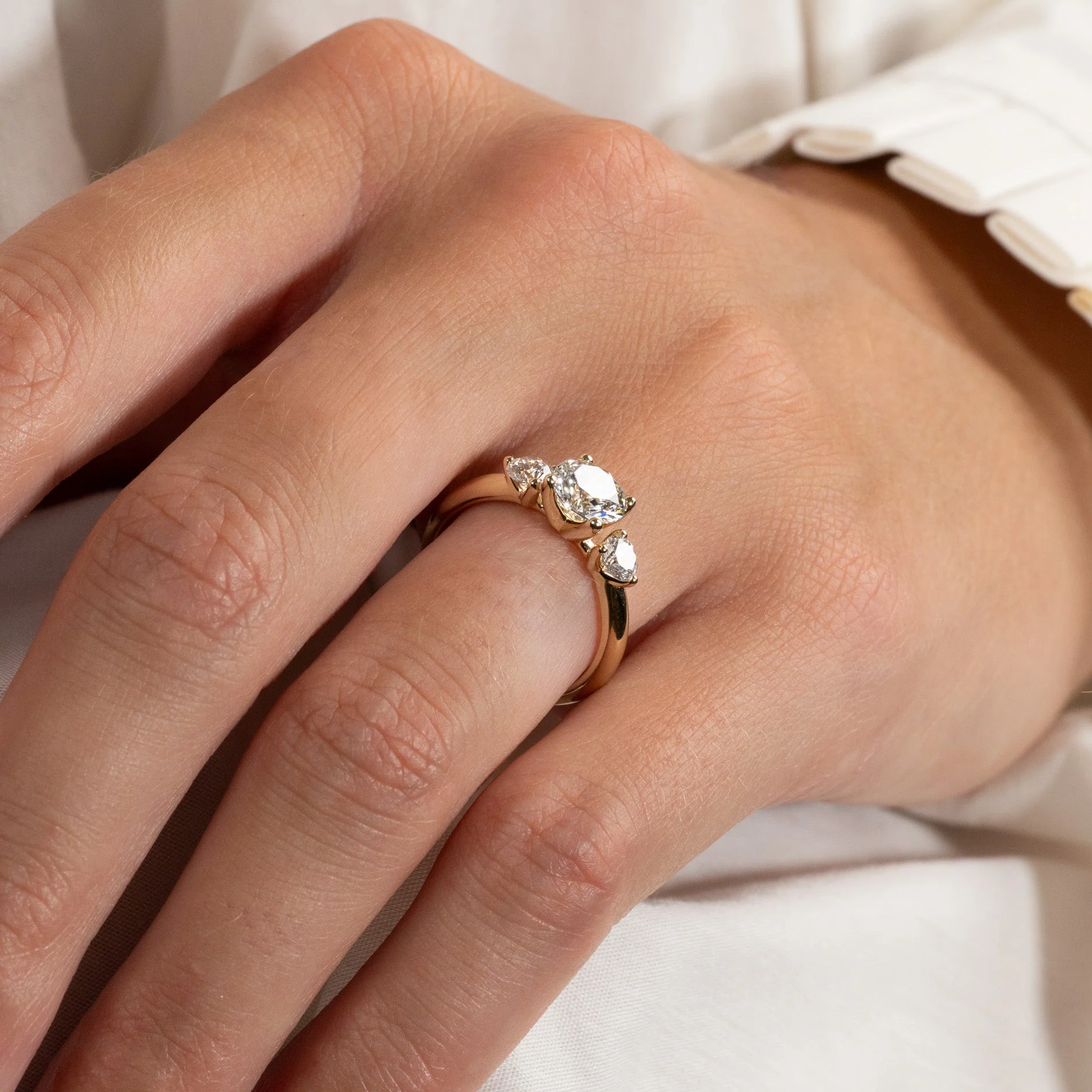 ROUND TRILOGY LAB-DIAMOND RING - 1.4ct - YG - Image 5
