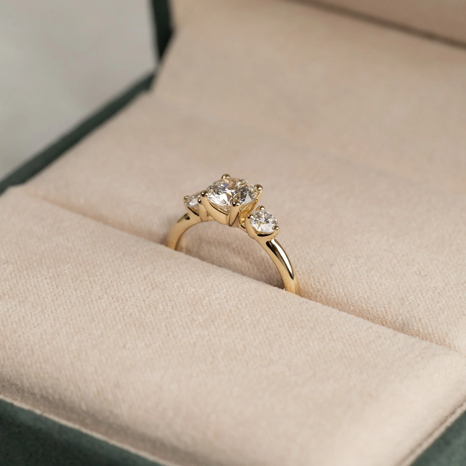 ROUND TRILOGY LAB-DIAMOND RING - 1.4ct - YG - Image 7