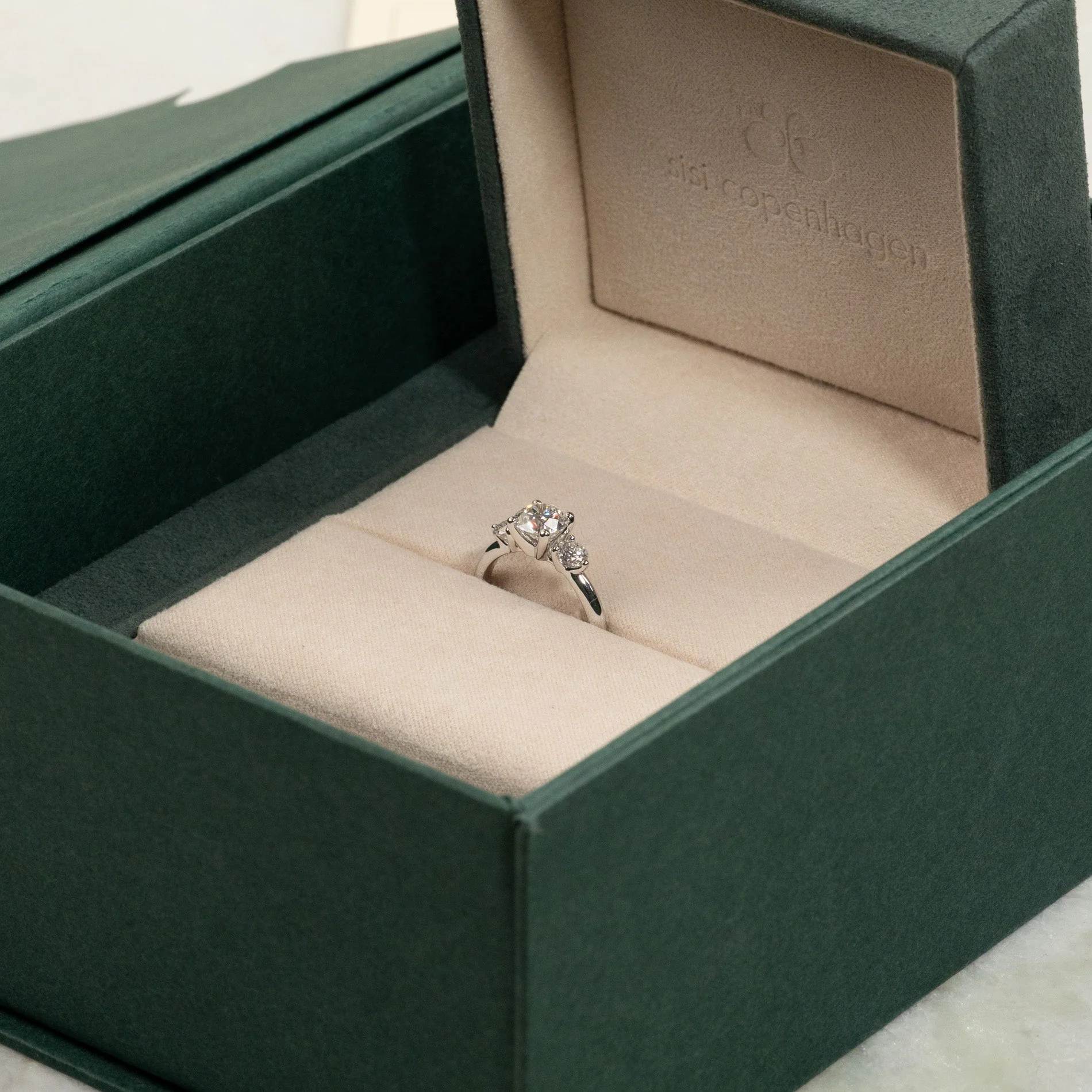 ROUND TRILOGY LAB-DIAMOND RING - 1.7ct - WG - Image 10