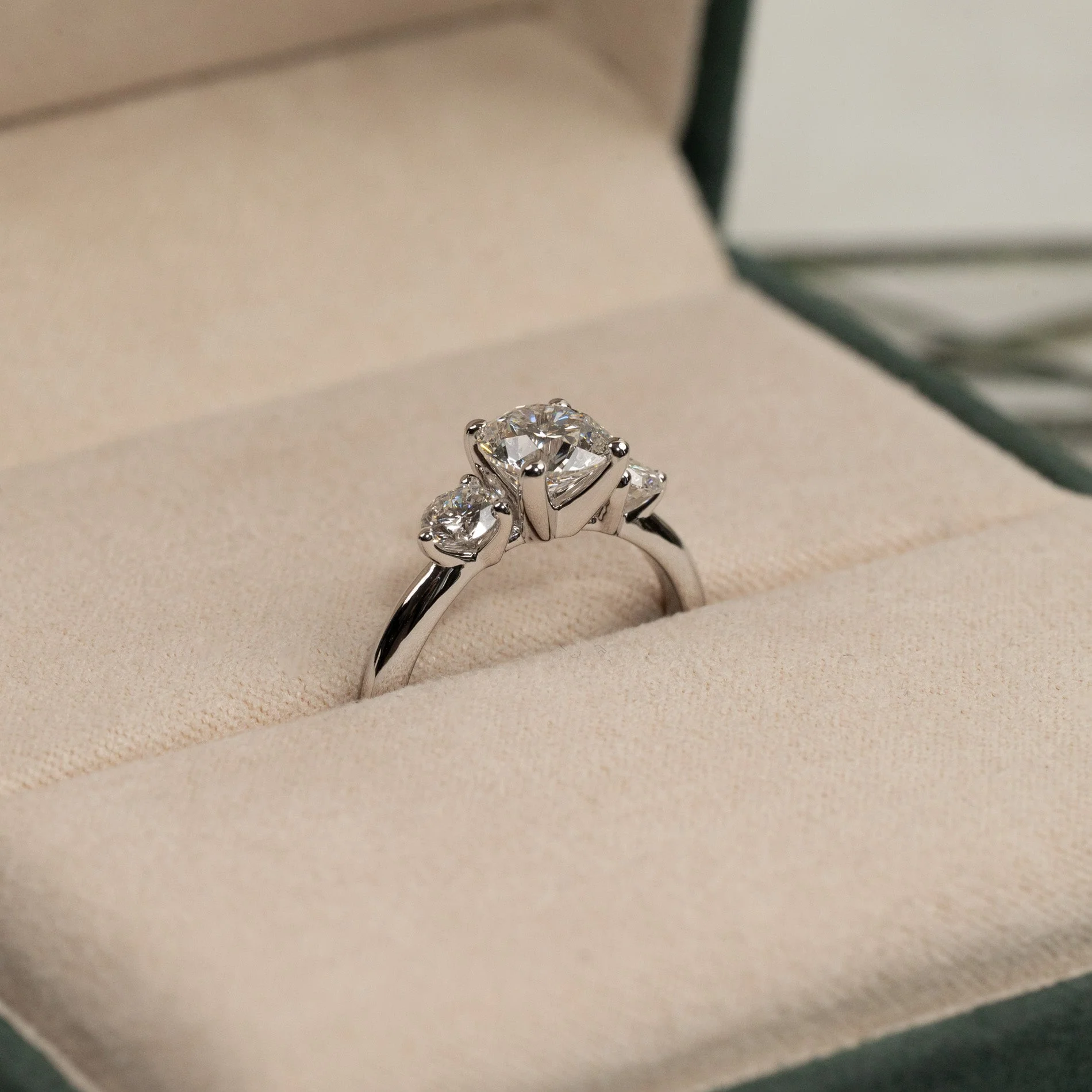 ROUND TRILOGY LAB-DIAMOND RING - 1.7ct - WG - Image 4