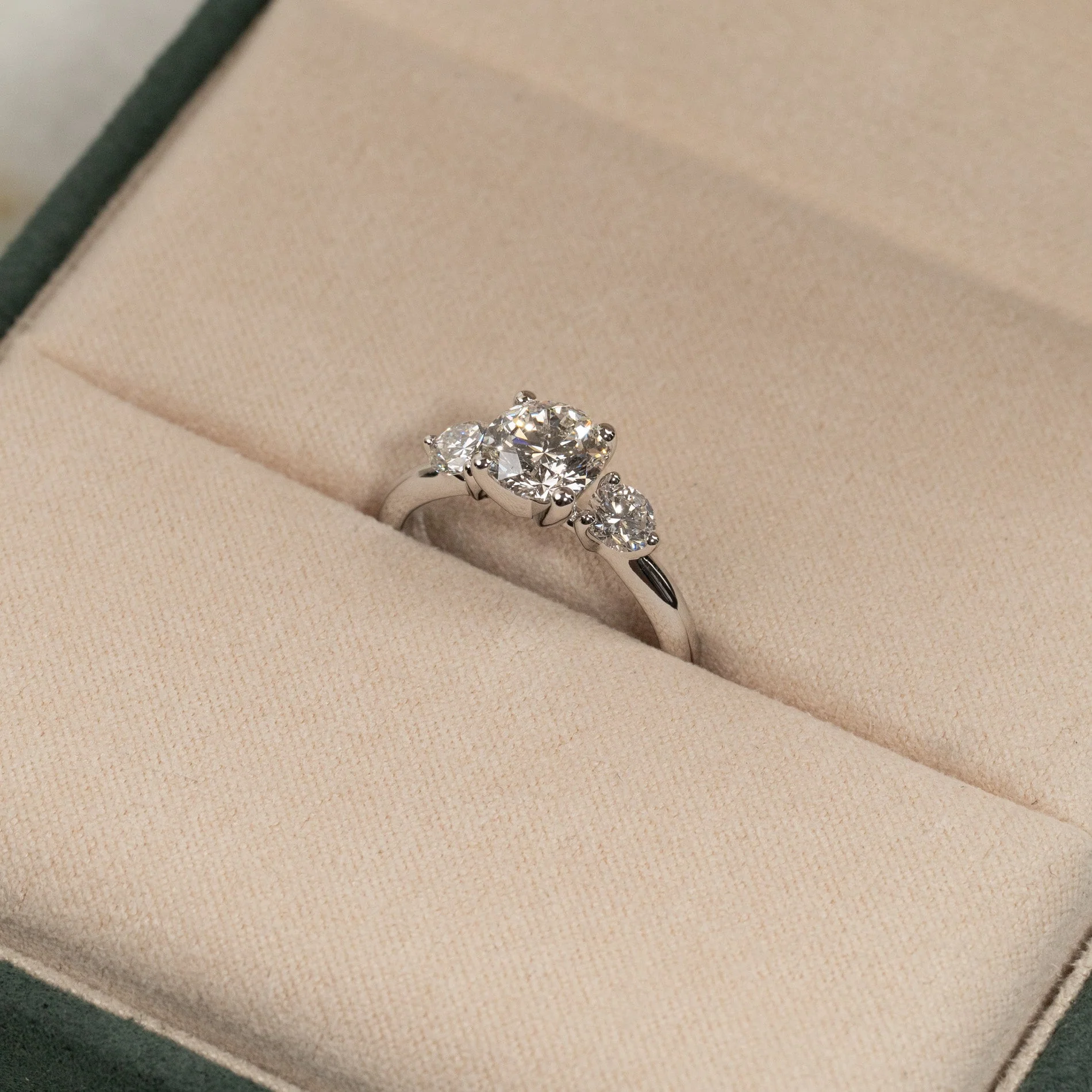 ROUND TRILOGY LAB-DIAMOND RING - 1.7ct - WG - Image 6