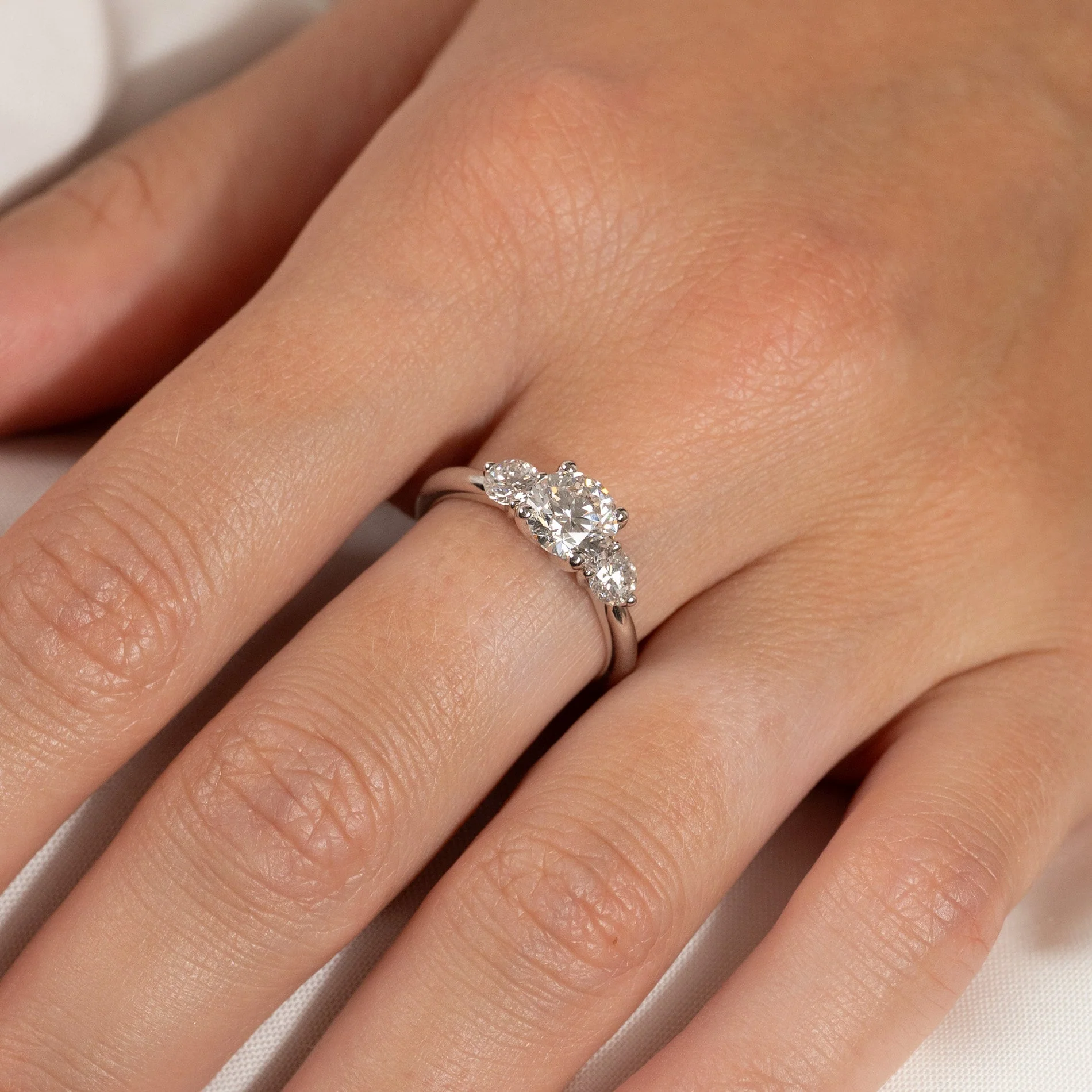 ROUND TRILOGY LAB-DIAMOND RING - 1.7ct - WG - Image 8