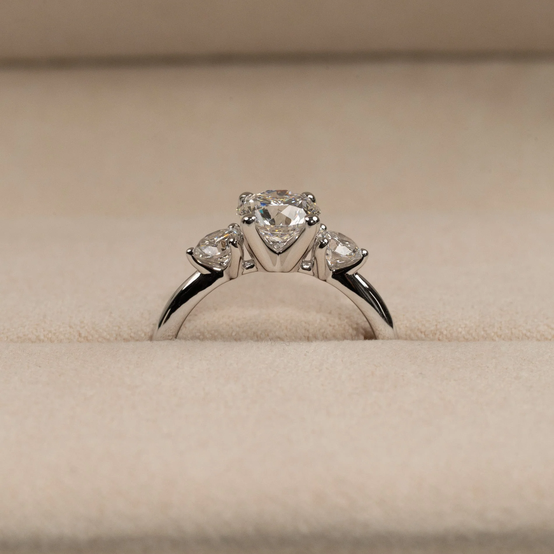 ROUND TRILOGY LAB-DIAMOND RING - 1.7ct - WG - Image 9