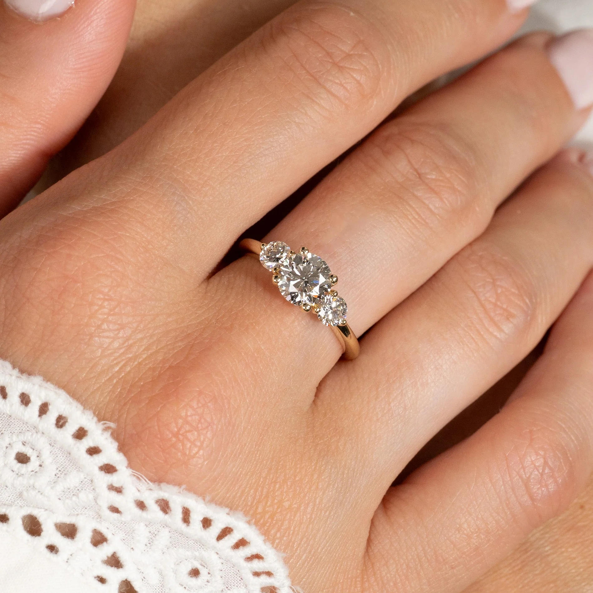 ROUND TRILOGY LAB-DIAMOND RING - 1.7ct - YG - Image 2