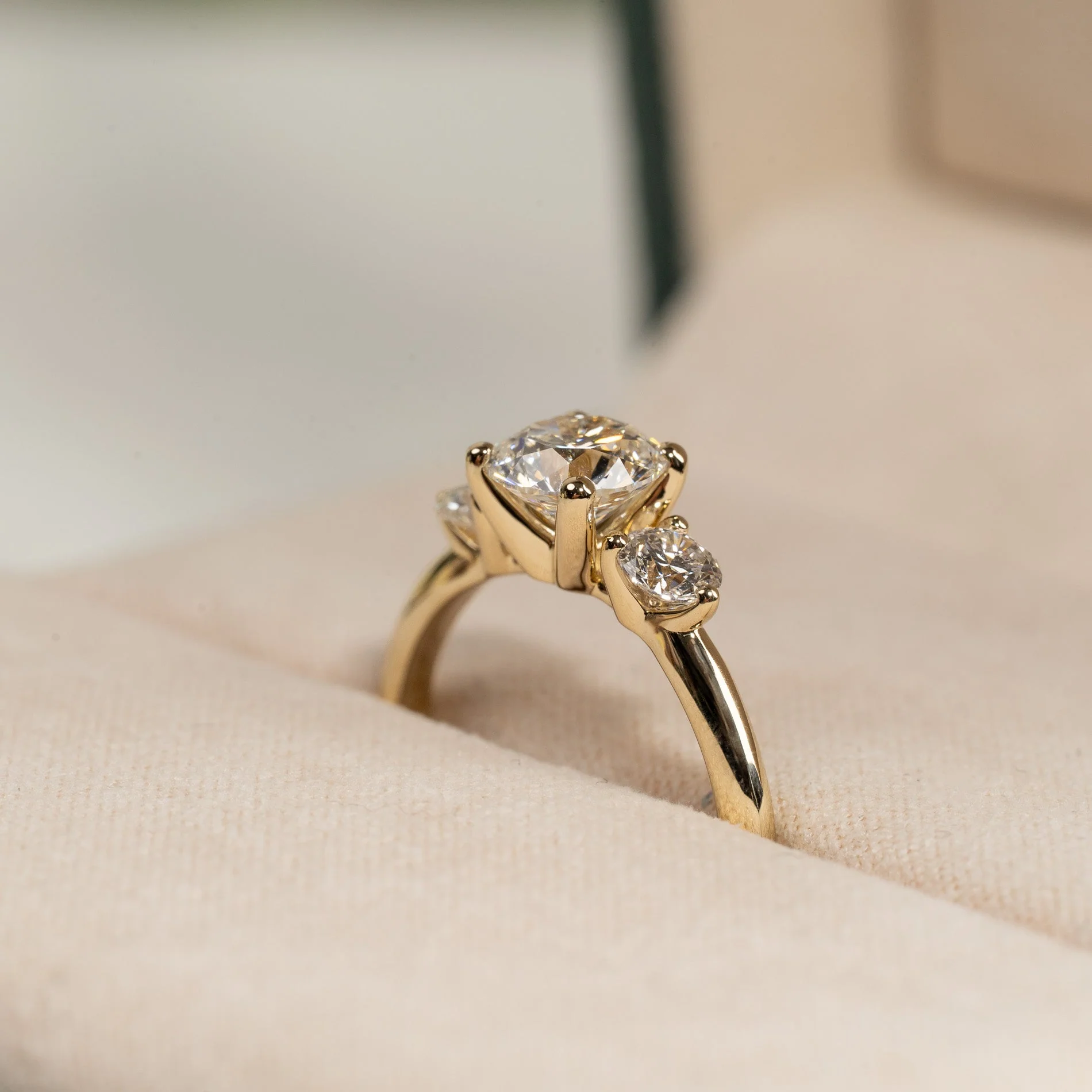 ROUND TRILOGY LAB-DIAMOND RING - 1.7ct - YG - Image 3