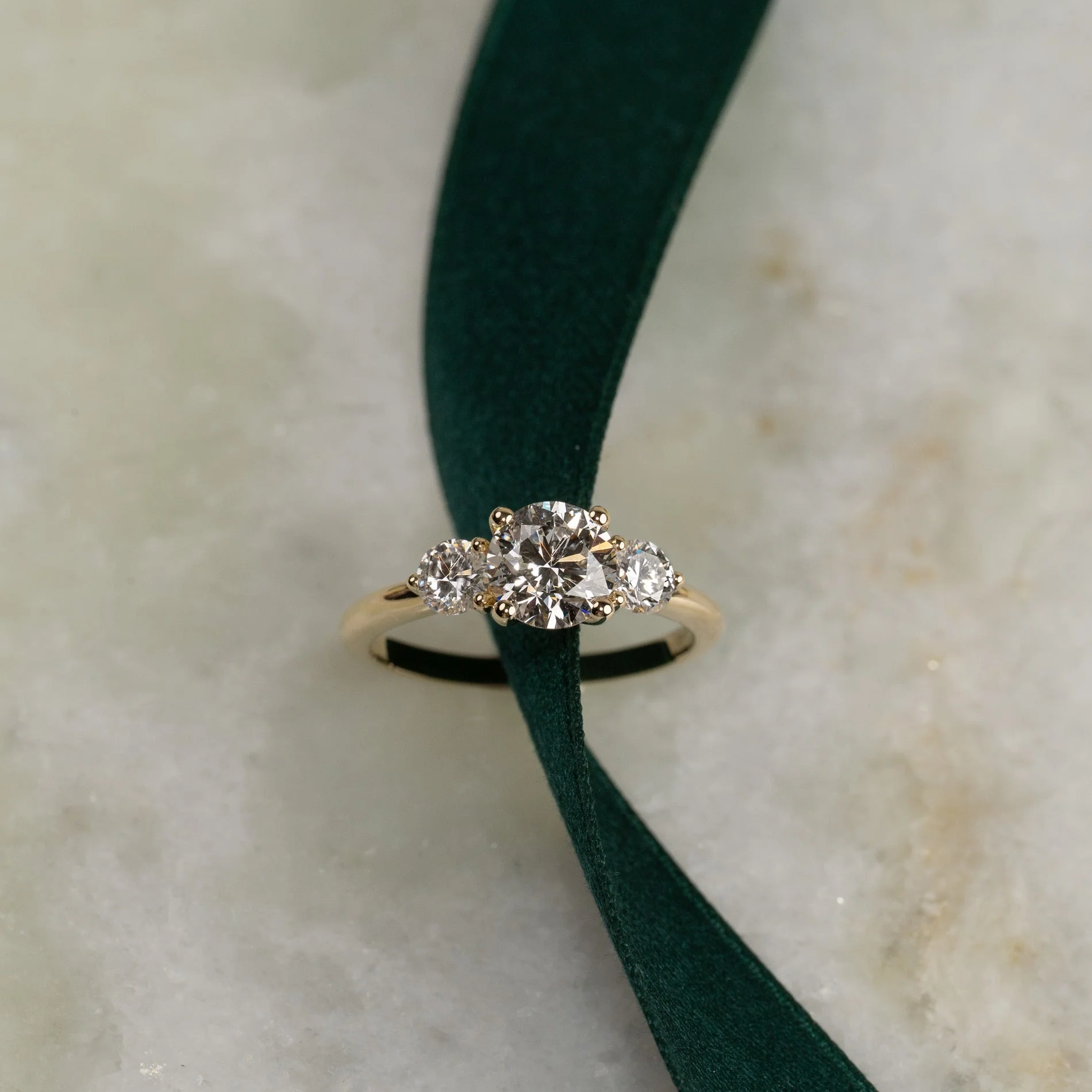 ROUND TRILOGY LAB-DIAMOND RING - 1.7ct - YG - Image 4