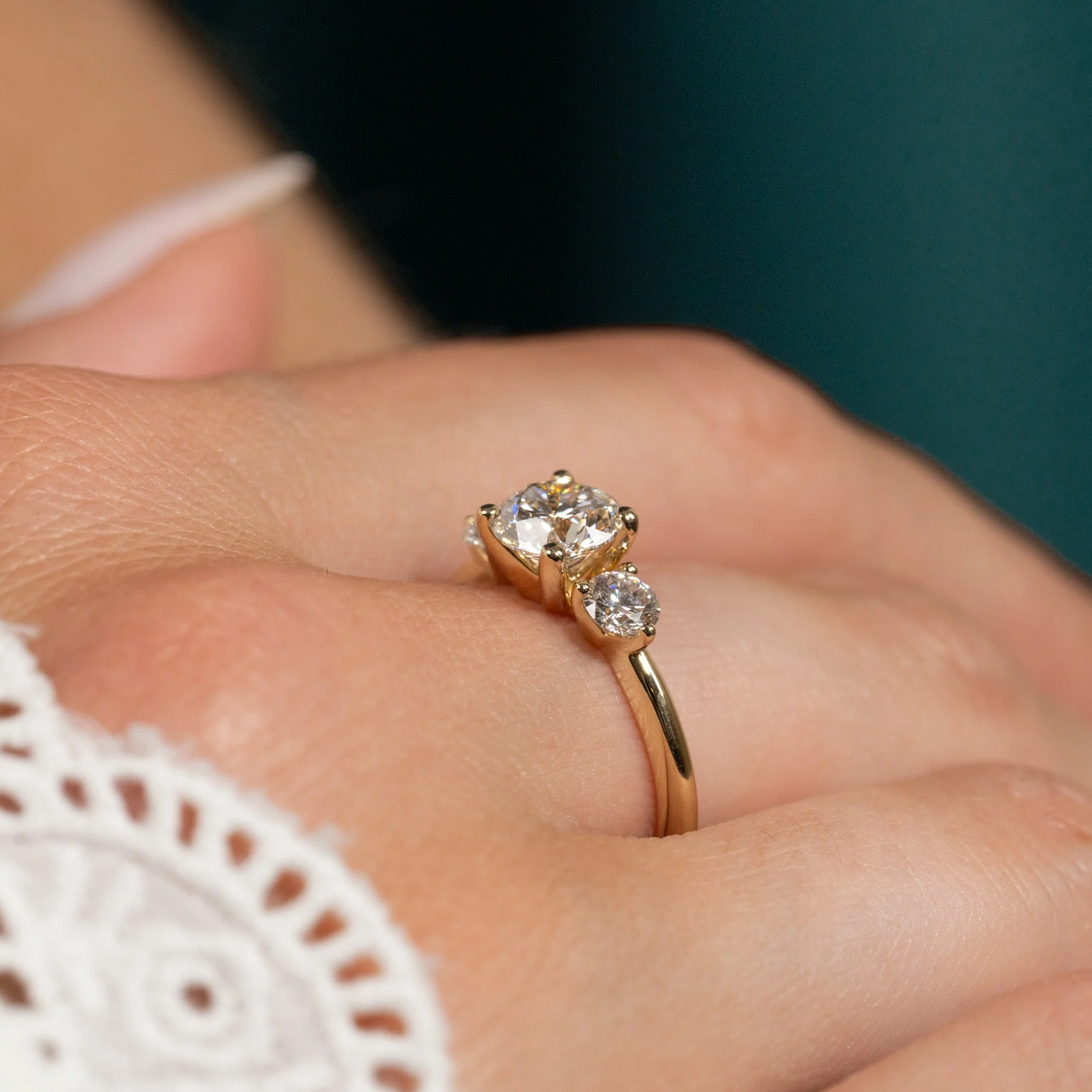 ROUND TRILOGY LAB-DIAMOND RING - 1.7ct - YG - Image 5