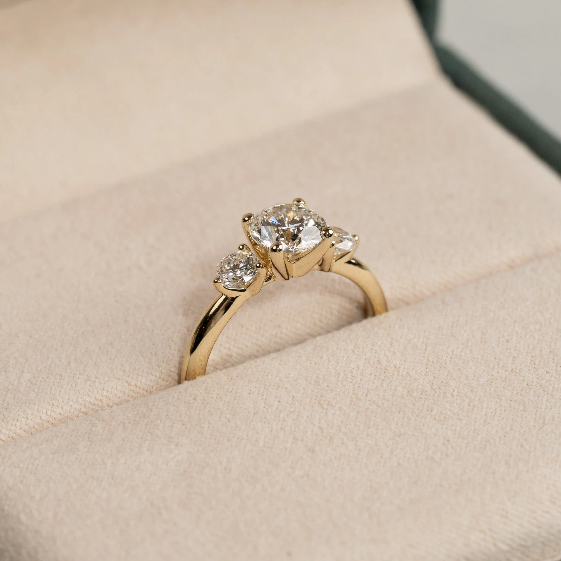 ROUND TRILOGY LAB-DIAMOND RING - 1.7ct - YG - Image 7