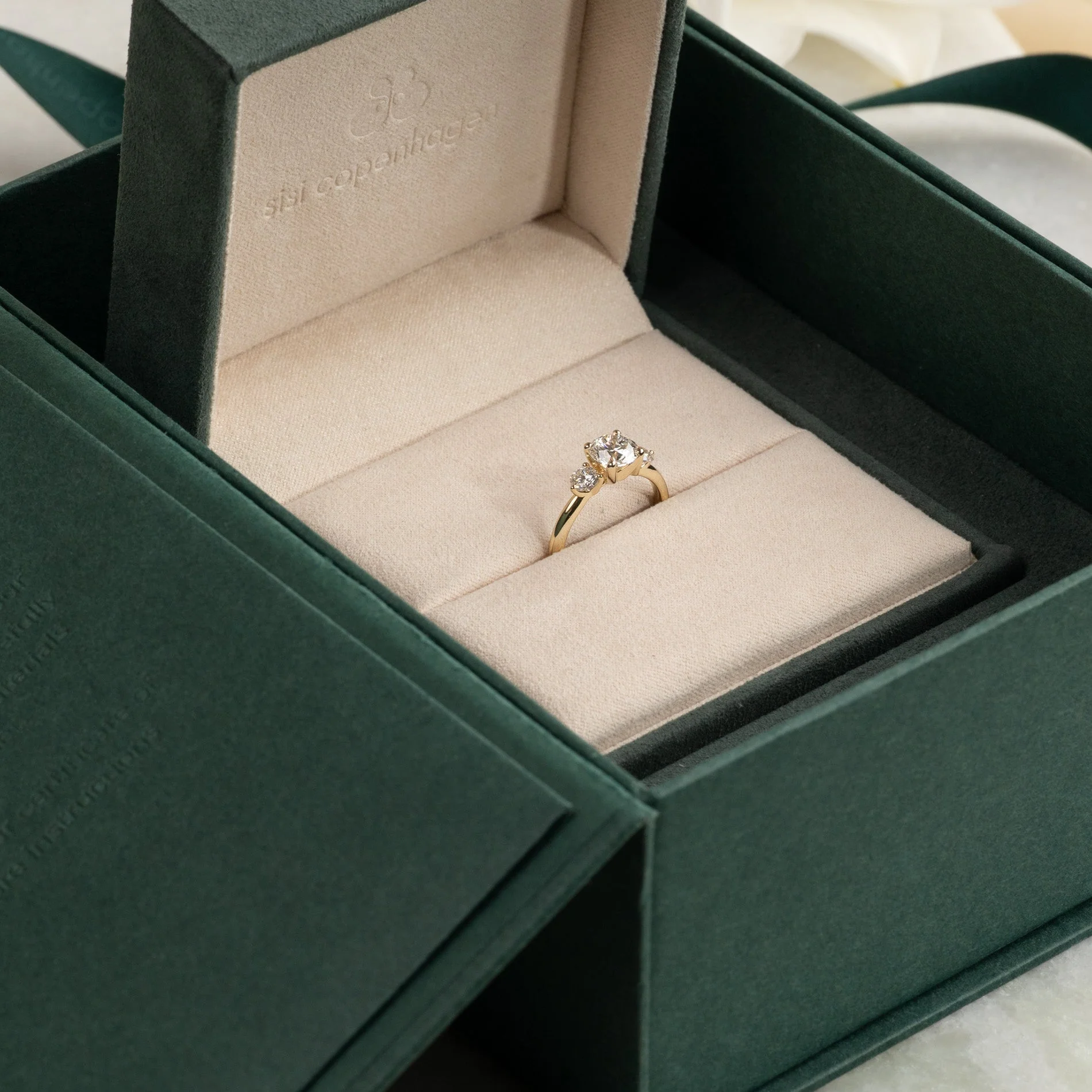 ROUND TRILOGY LAB-DIAMOND RING - 1.7ct - YG - Image 9