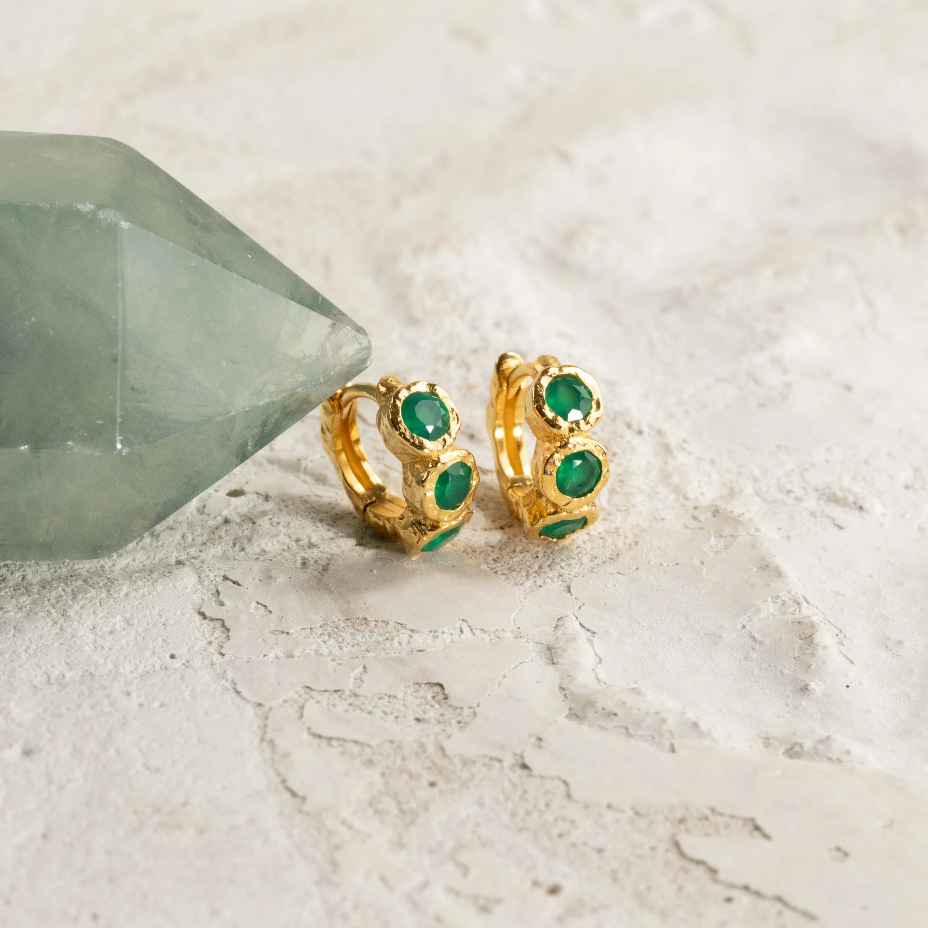 SELENE GREEN AGATE GOLDEN HUGGIE EARRING