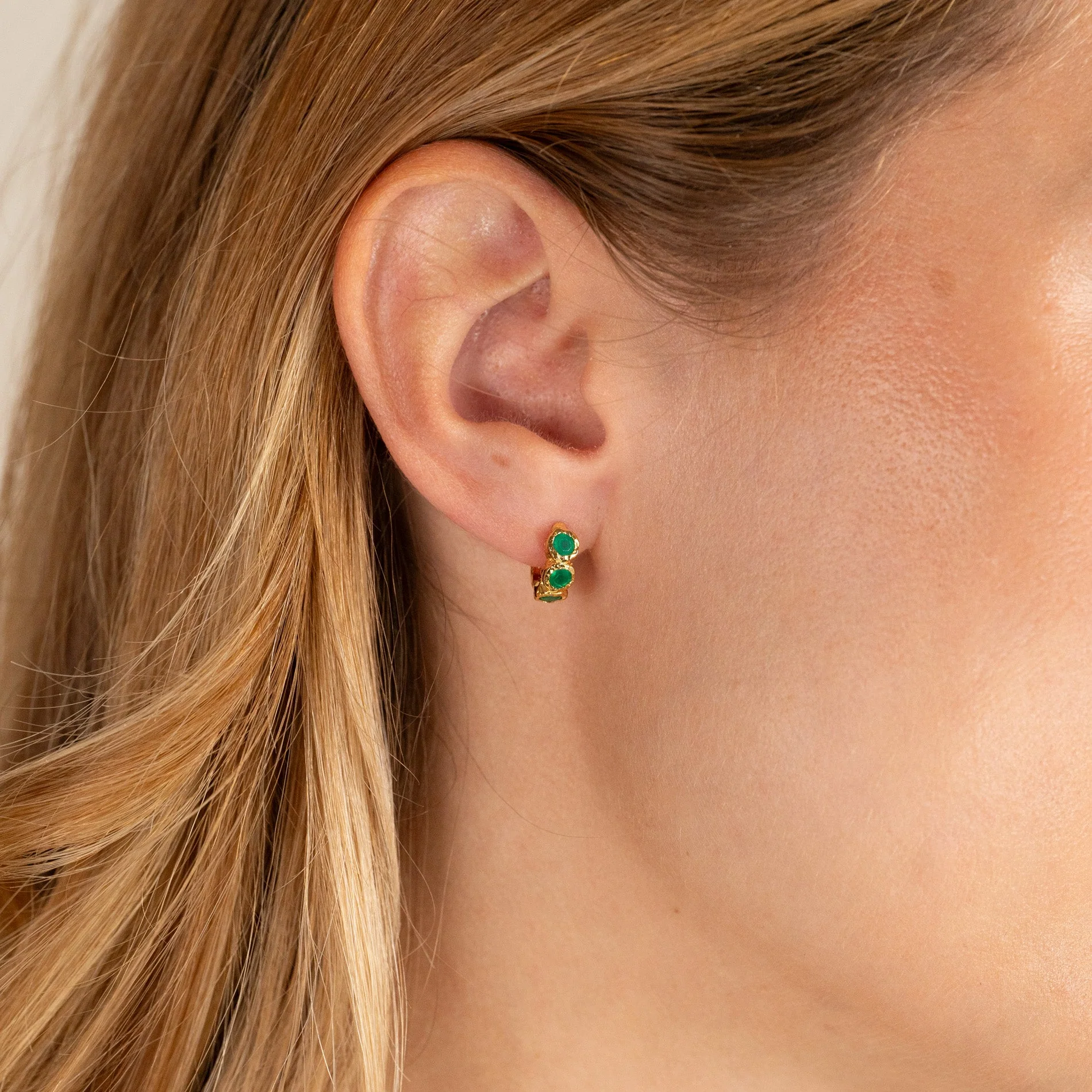 SELENE GREEN AGATE GOLDEN HUGGIE EARRING - Image 2