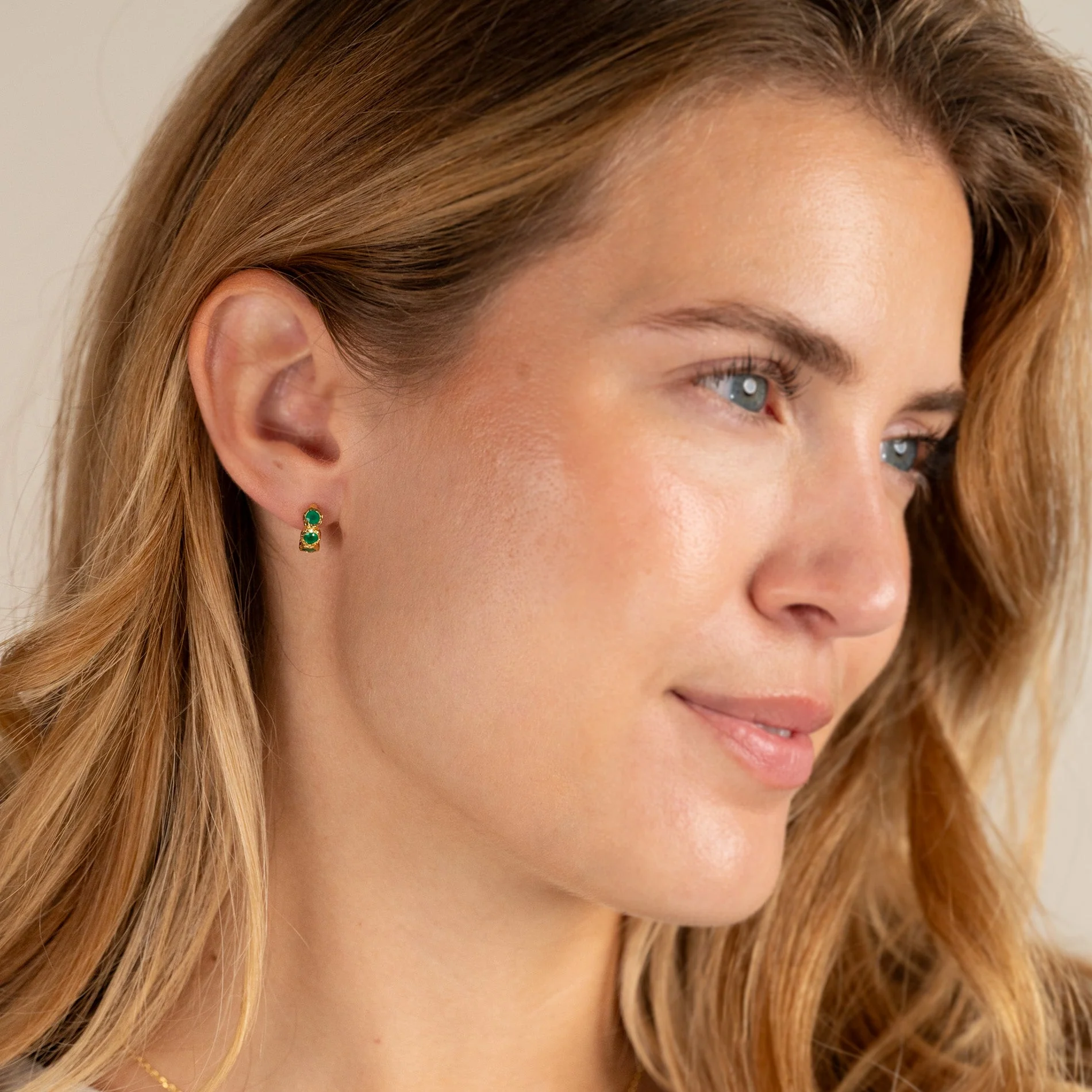 SELENE GREEN AGATE GOLDEN HUGGIE EARRING - Image 4