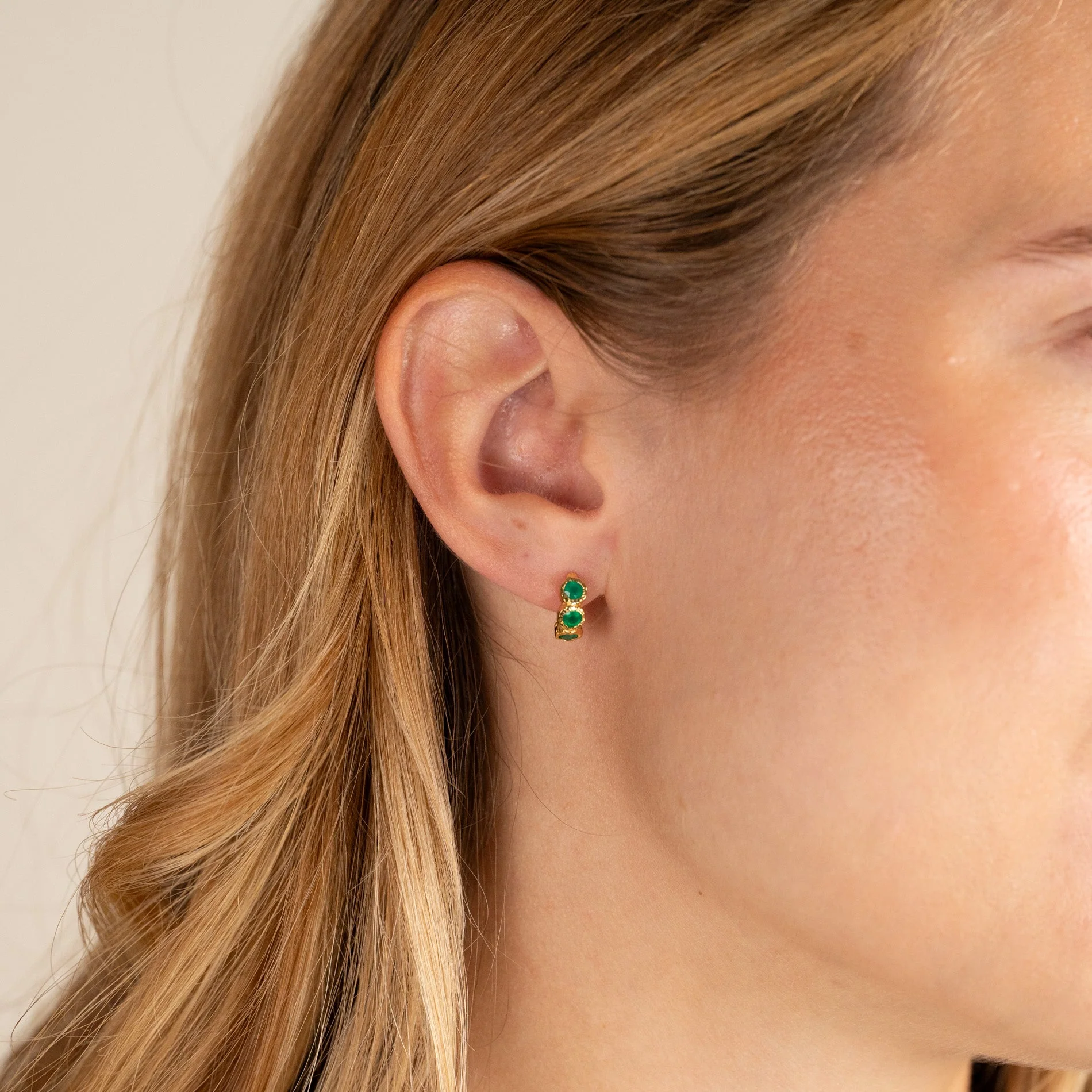 SELENE GREEN AGATE GOLDEN HUGGIE EARRING - Image 5