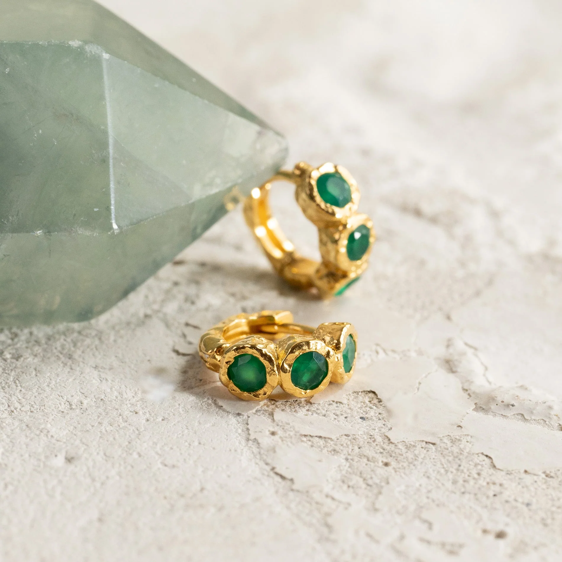 SELENE GREEN AGATE GOLDEN HUGGIE EARRING - Image 7