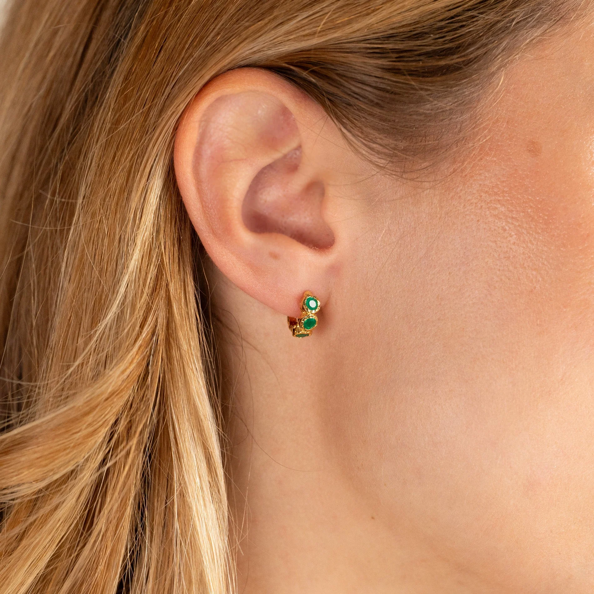 SELENE GREEN AGATE GOLDEN HUGGIE EARRING - Image 8