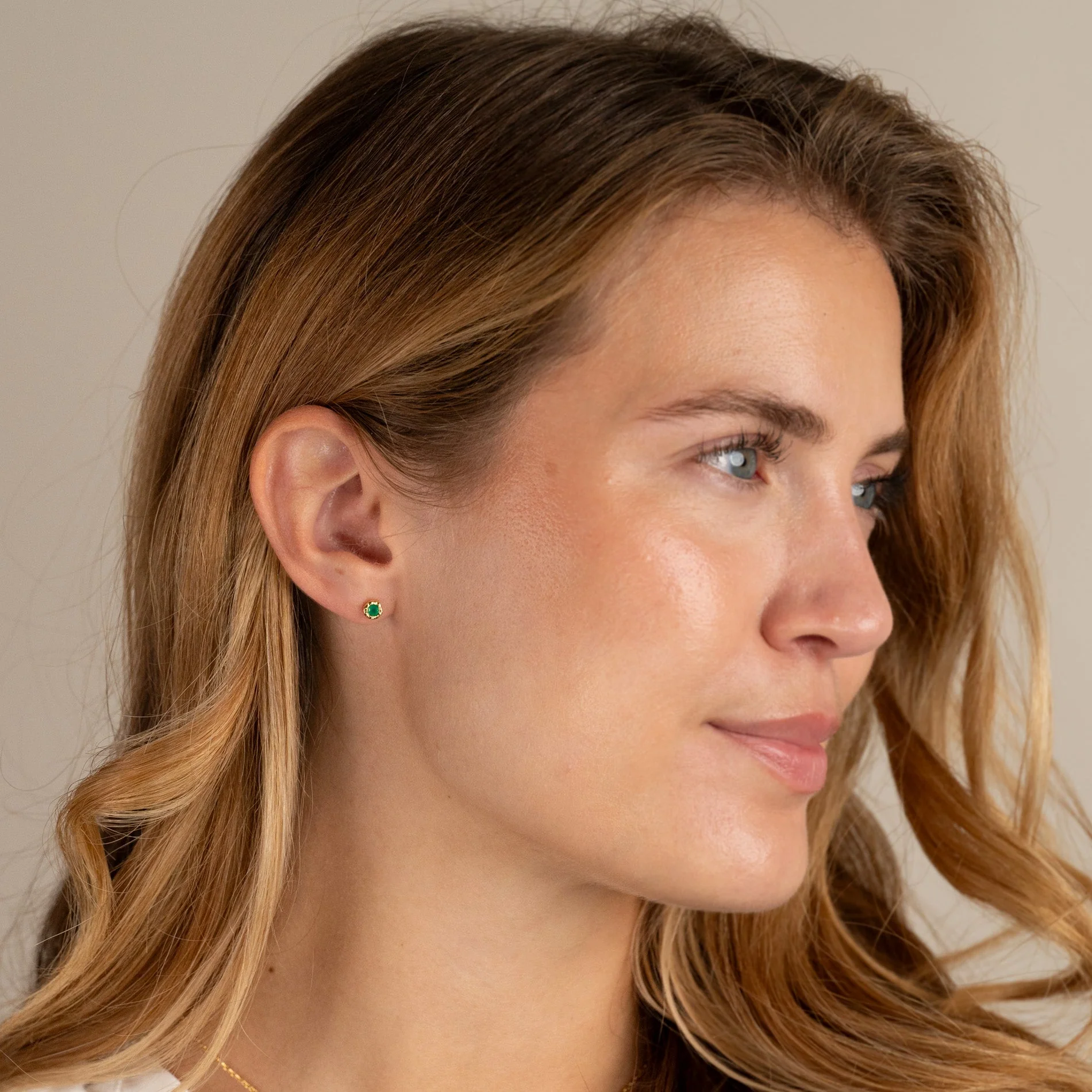 SELENE GREEN AGATE GOLDEN STUD EARRING - Image 4