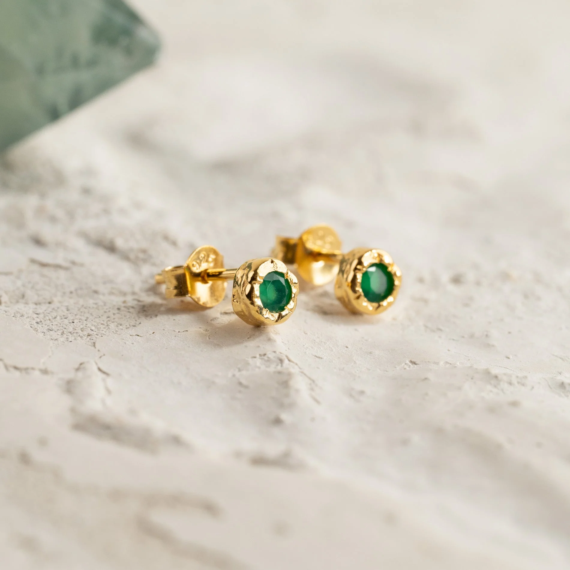 SELENE GREEN AGATE GOLDEN STUD EARRING - Image 5