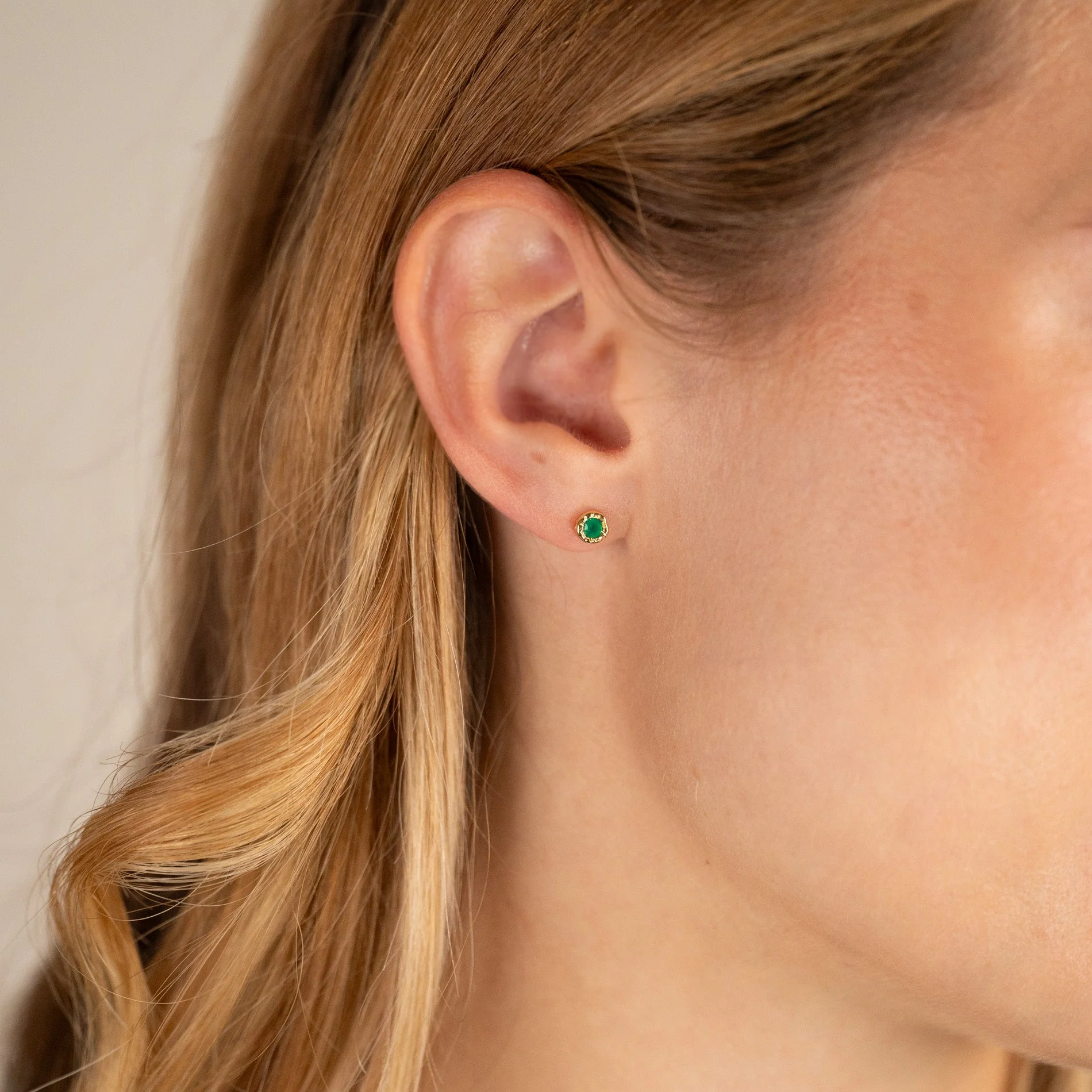 SELENE GREEN AGATE GOLDEN STUD EARRING - Image 6