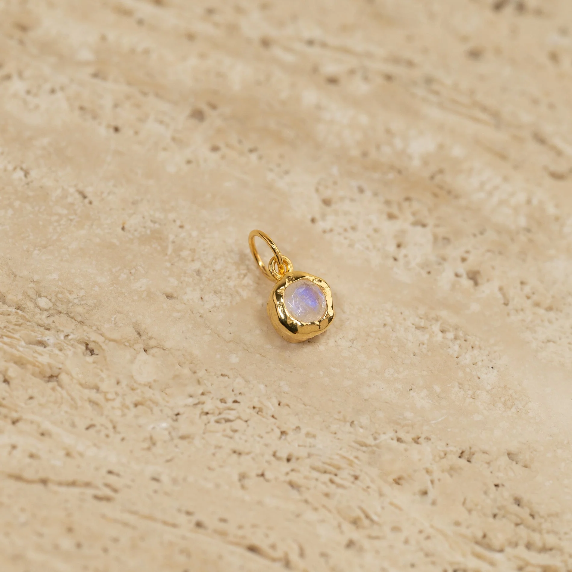 SELENE MOONSTONE GOLDEN PENDANT