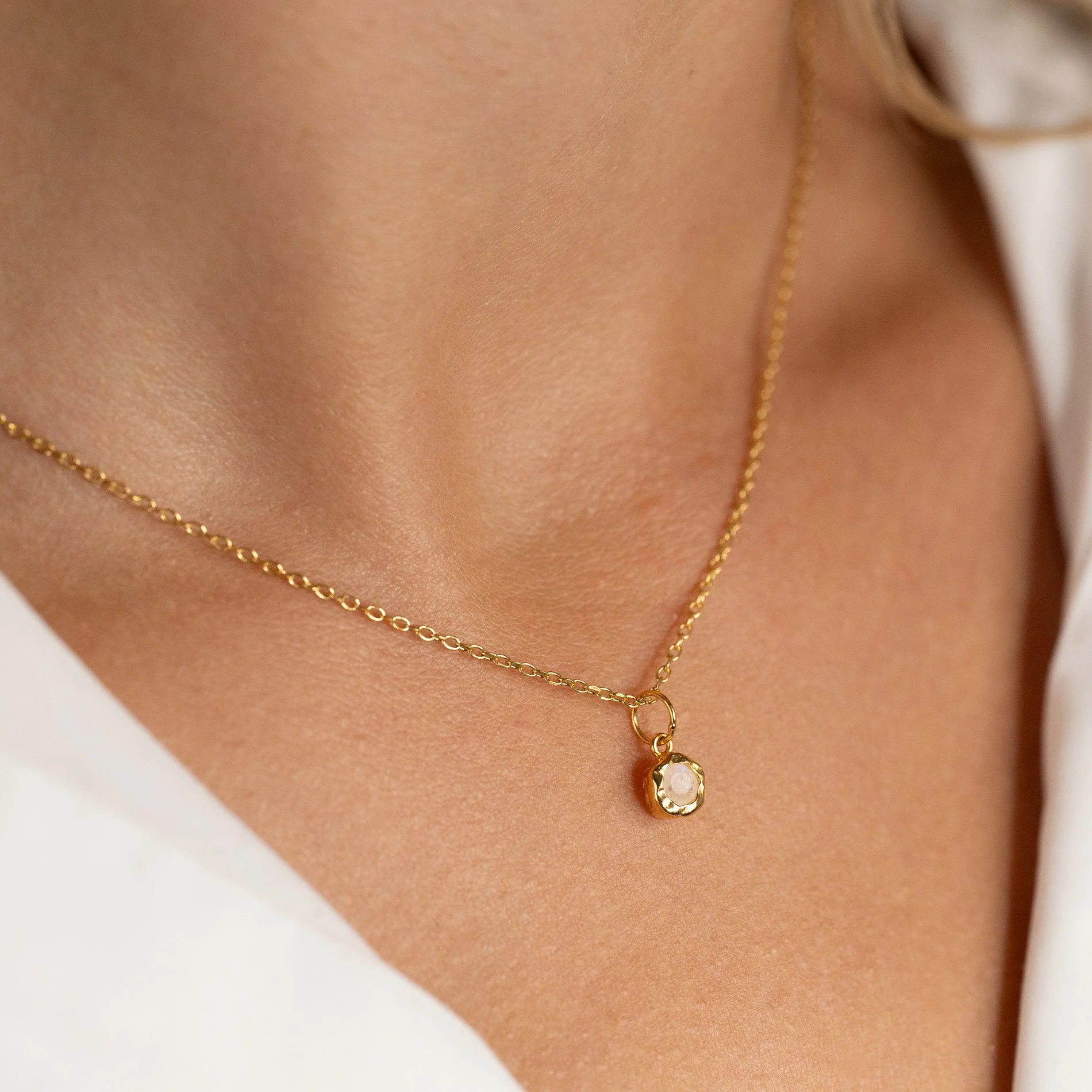 SELENE MOONSTONE GOLDEN PENDANT - Image 3