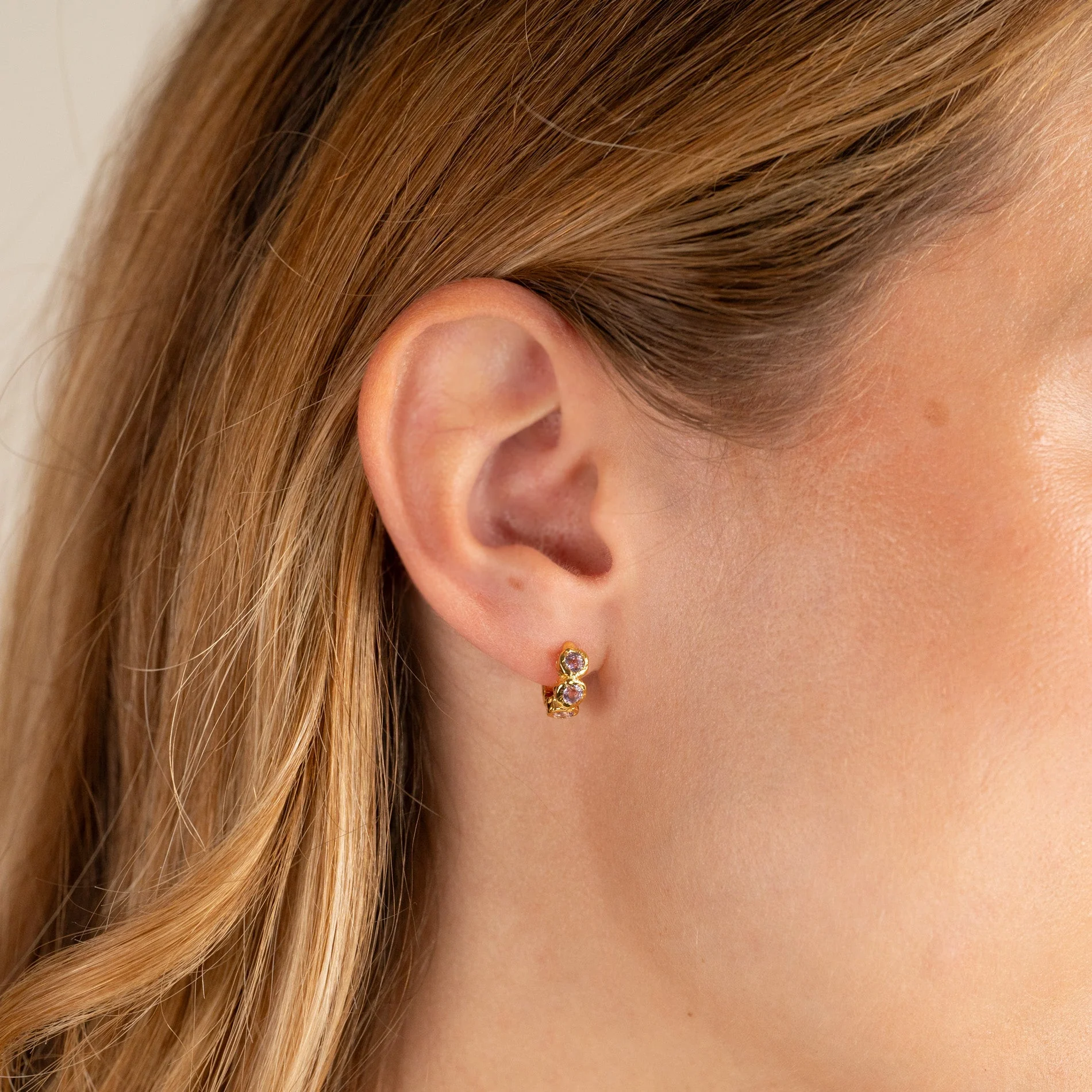 SELENE PURPLE AMETHYST GOLDEN HUGGIE EARRING - Image 4