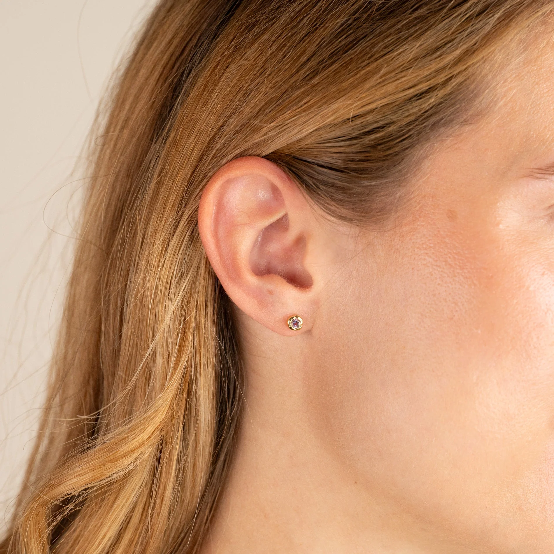 SELENE PURPLE AMETHYST GOLDEN STUD EARRING - Image 3