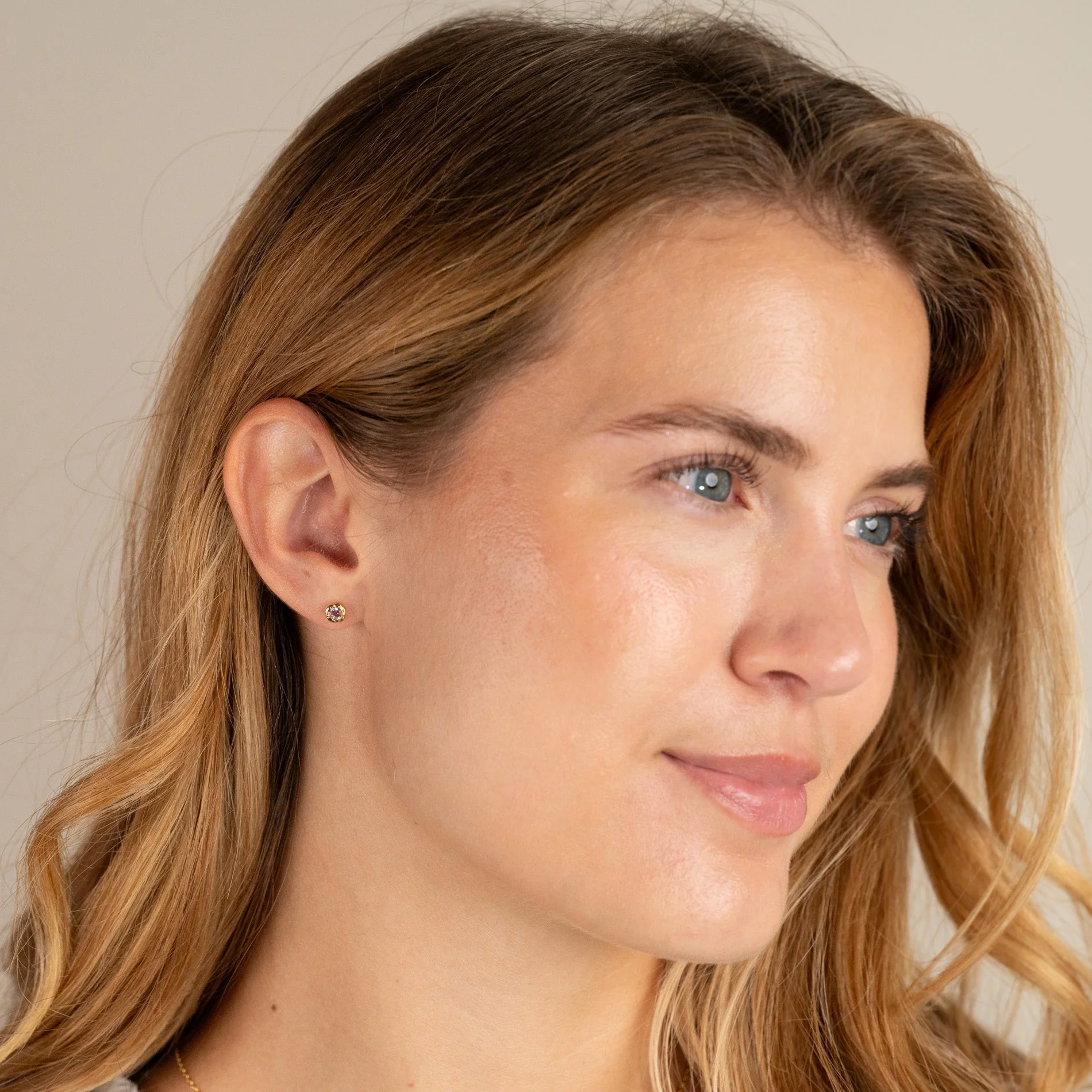 SELENE PURPLE AMETHYST GOLDEN STUD EARRING - Image 5