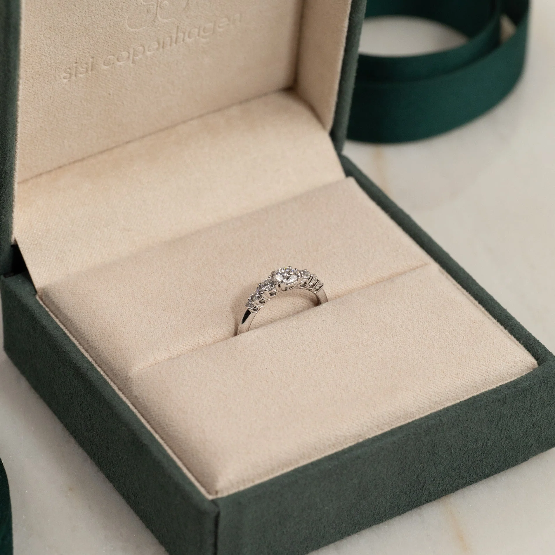 SEVEN-STONE TRELLIS LAB-DIAMOND RING - 0.7ct - WG - Image 3