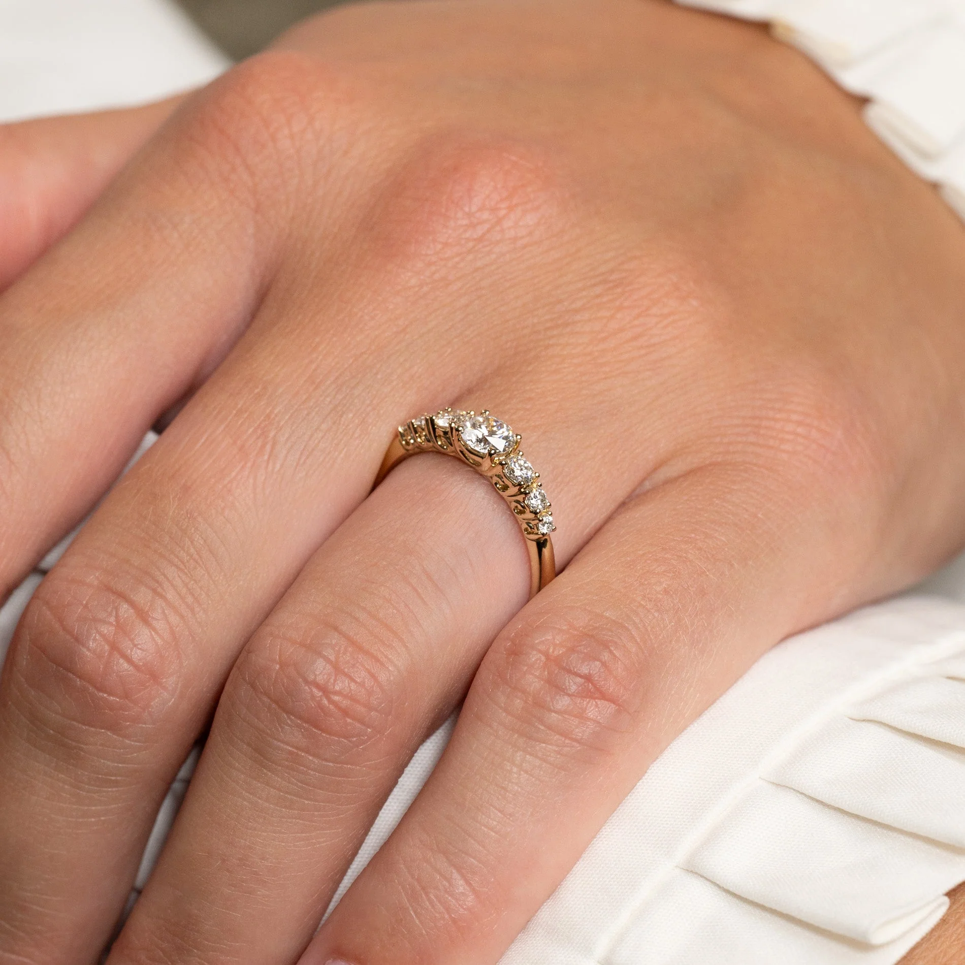 SEVEN-STONE TRELLIS LAB-DIAMOND RING - 0.7ct - YG - Image 4