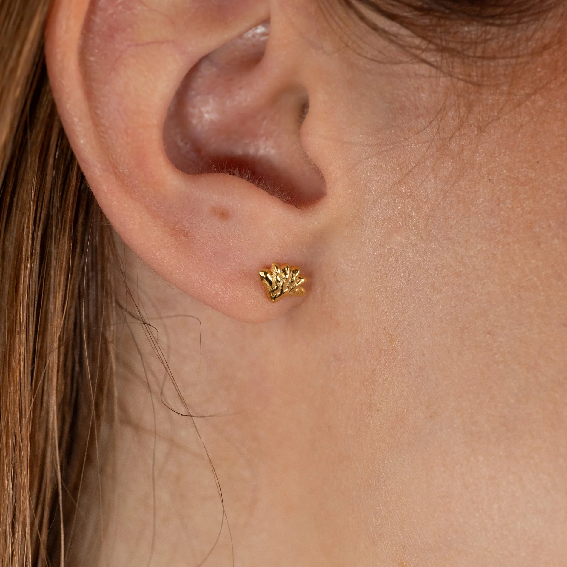 SHELLY GOLDEN STUD EARRING - Image 2