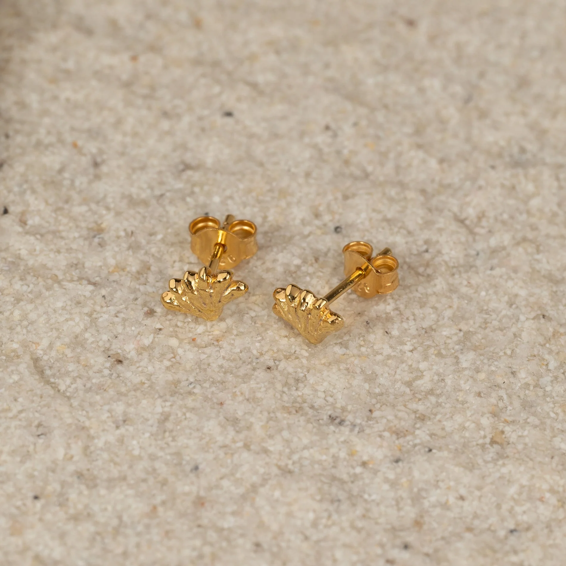 SHELLY GOLDEN STUD EARRING - Image 3