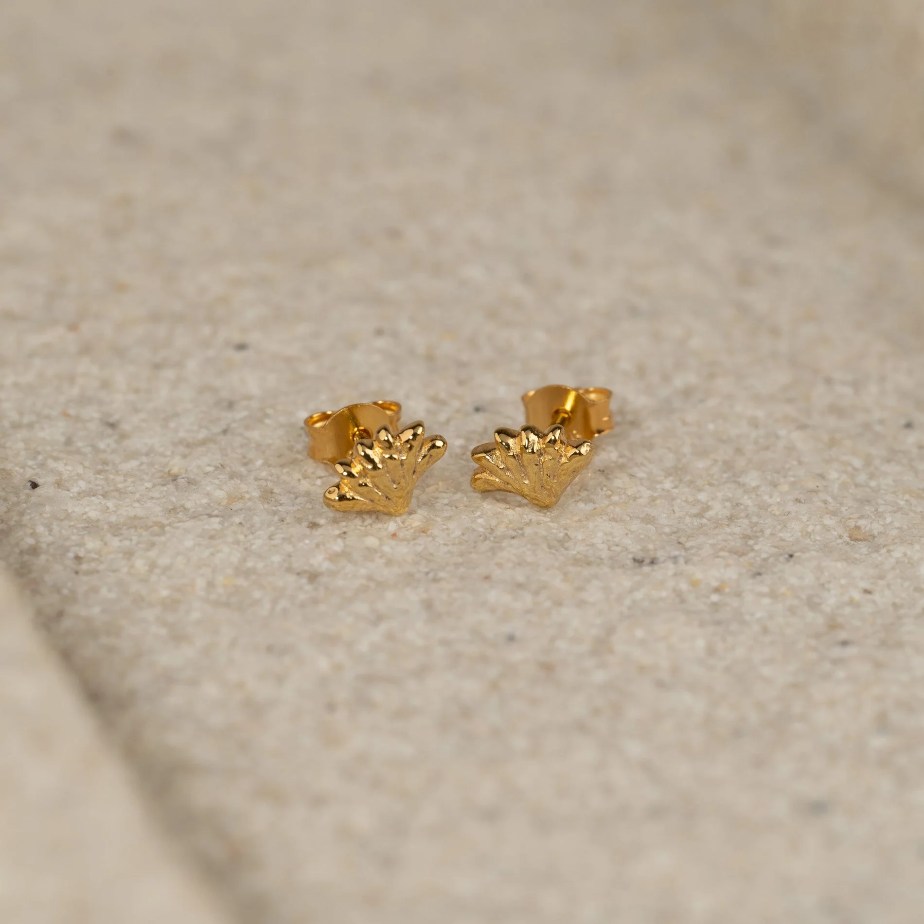 SHELLY GOLDEN STUD EARRING - Image 4