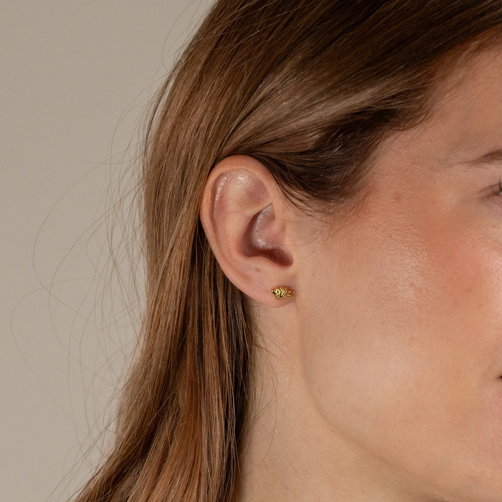 SHELLY GOLDEN STUD EARRING - Image 5