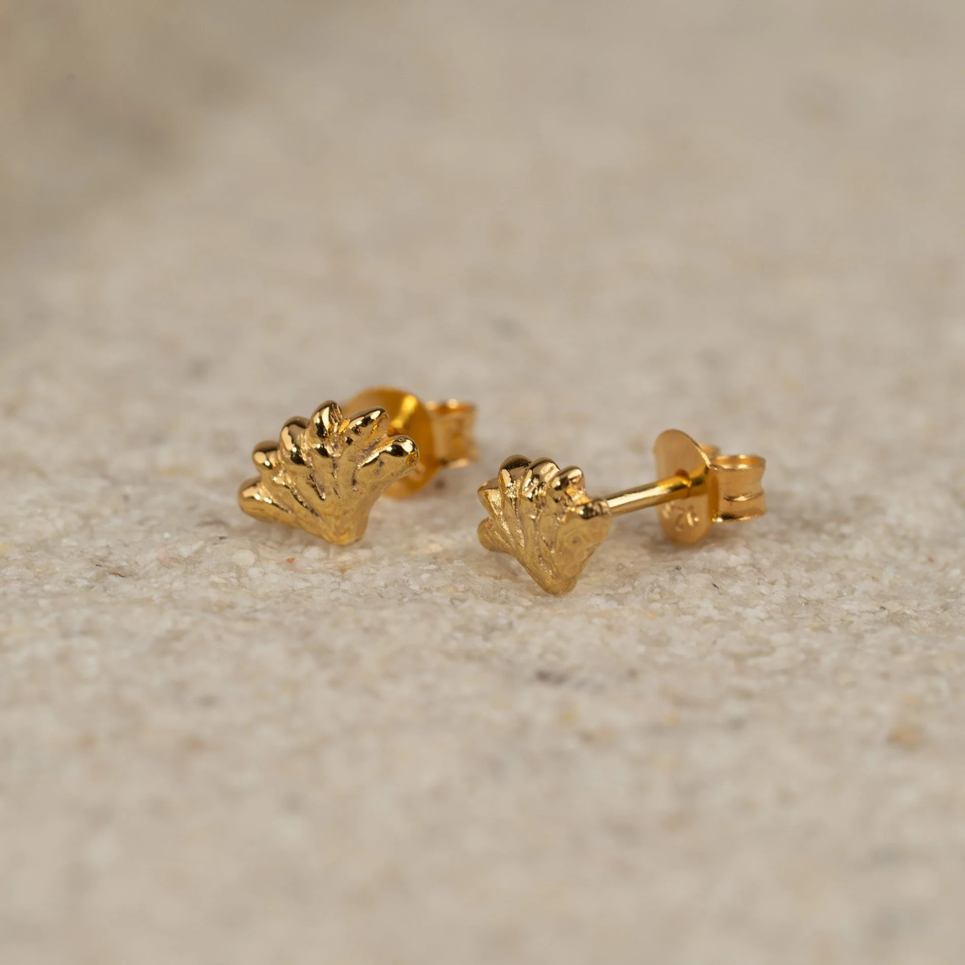 SHELLY GOLDEN STUD EARRING - Image 6