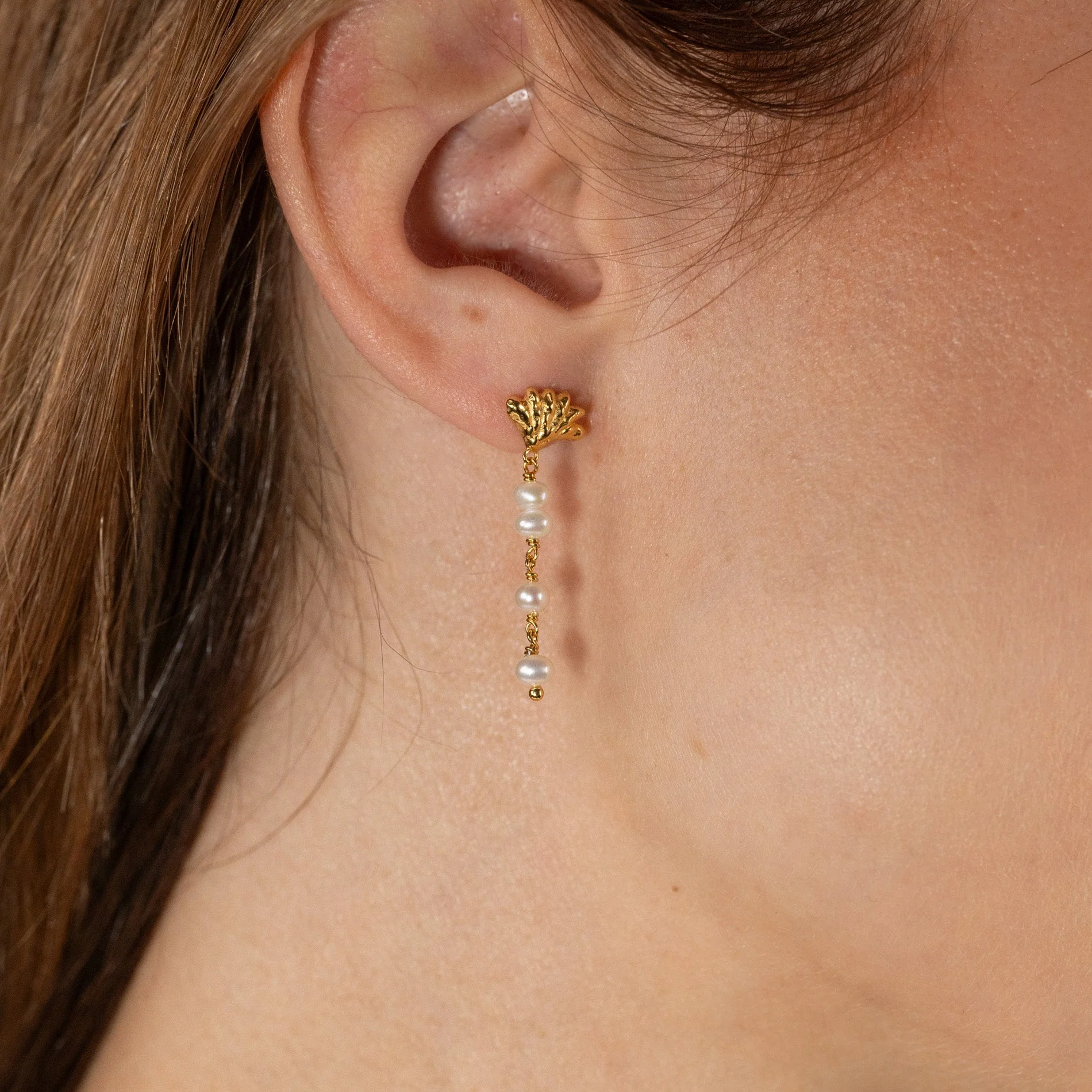 SHELLY PEARL DROP GOLDEN EARRING - Image 2
