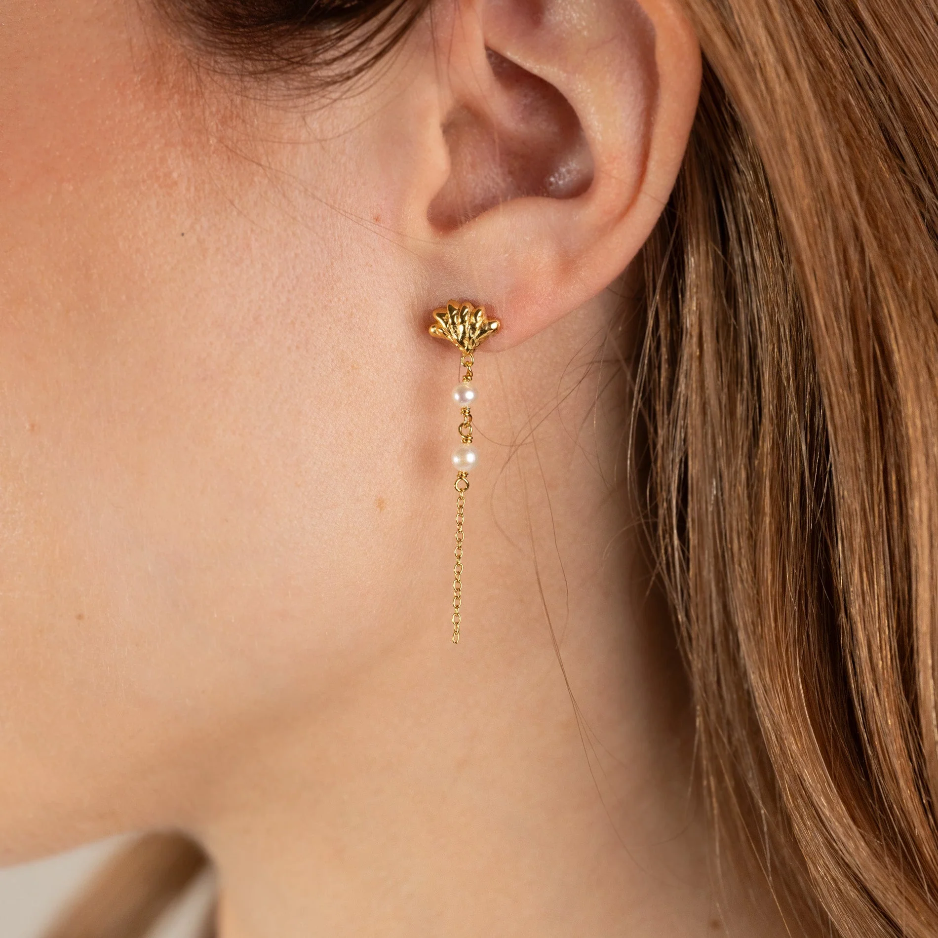 SHELLY PEARL DROP GOLDEN EARRING - Image 3