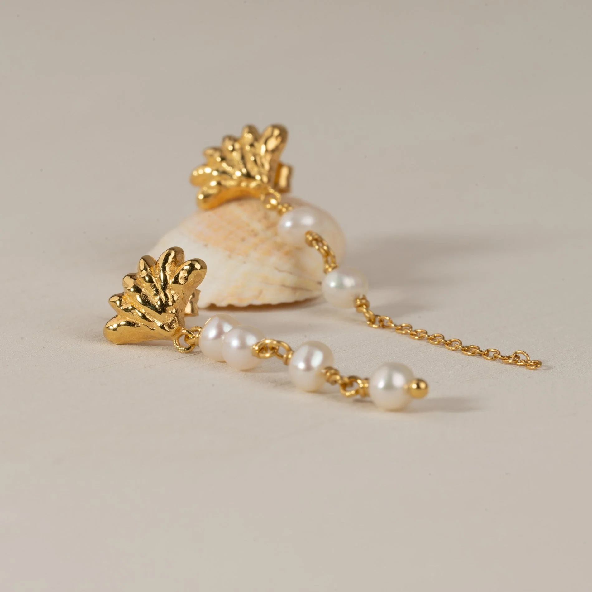 SHELLY PEARL DROP GOLDEN EARRING - Image 4