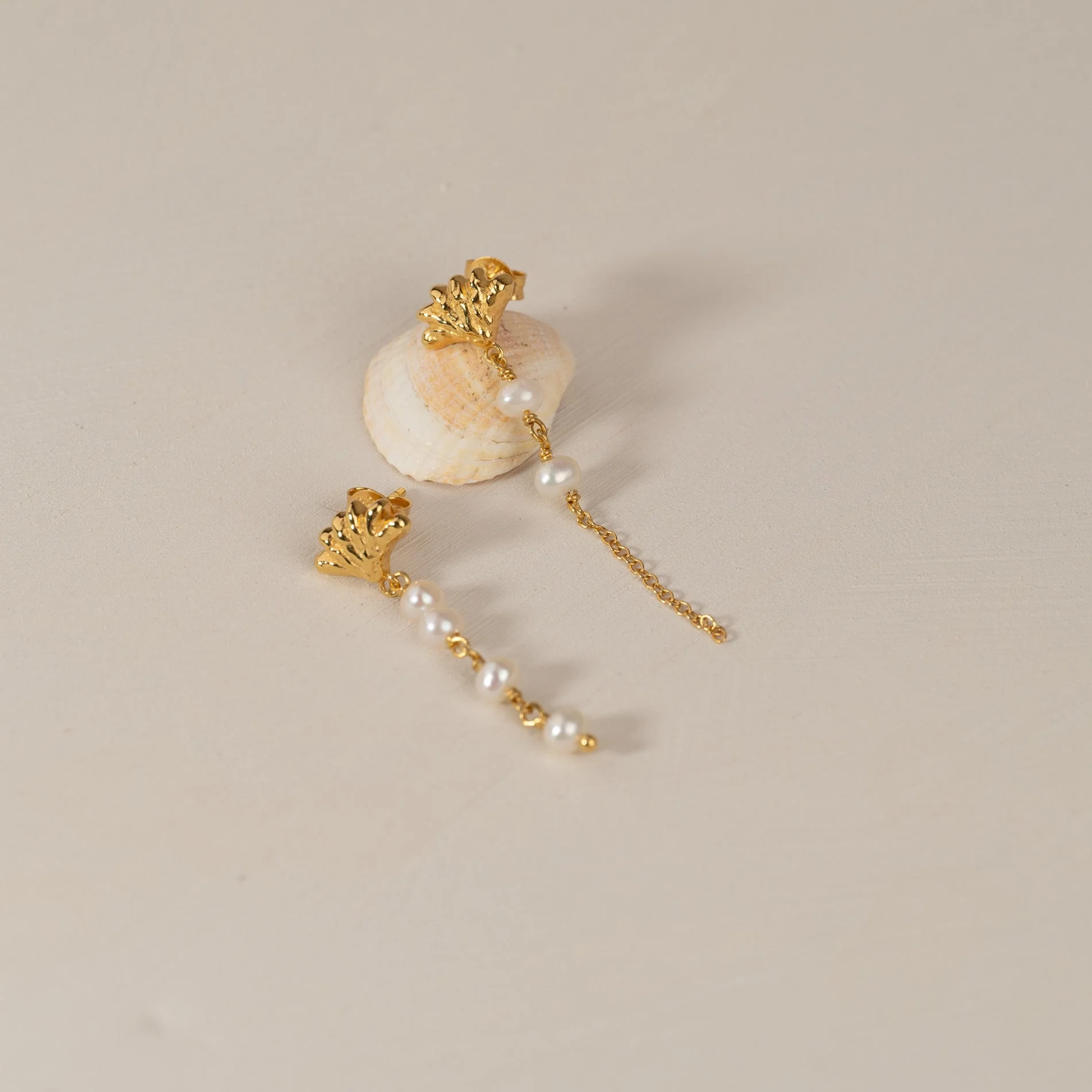 SHELLY PEARL DROP GOLDEN EARRING - Image 5