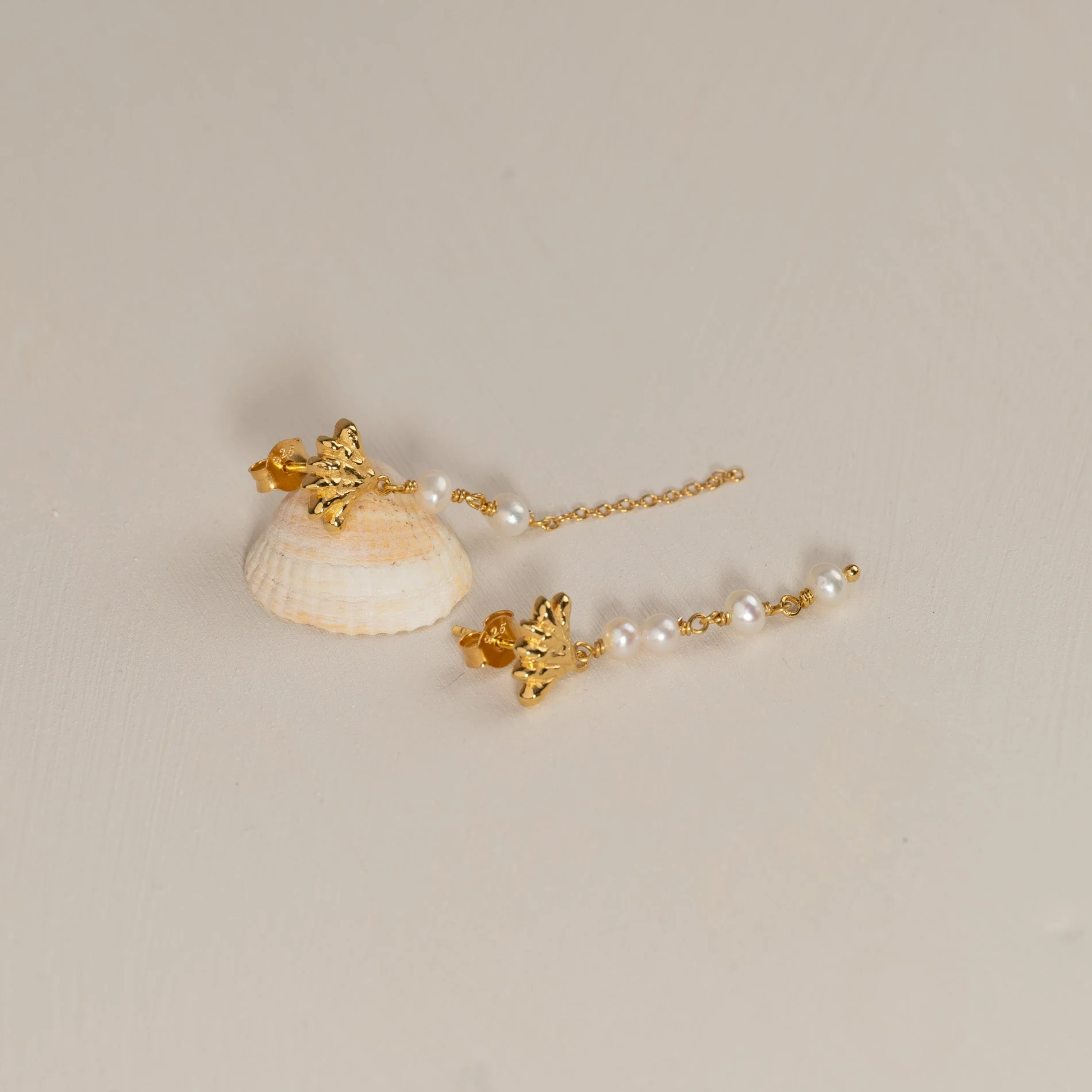 SHELLY PEARL DROP GOLDEN EARRING - Image 6
