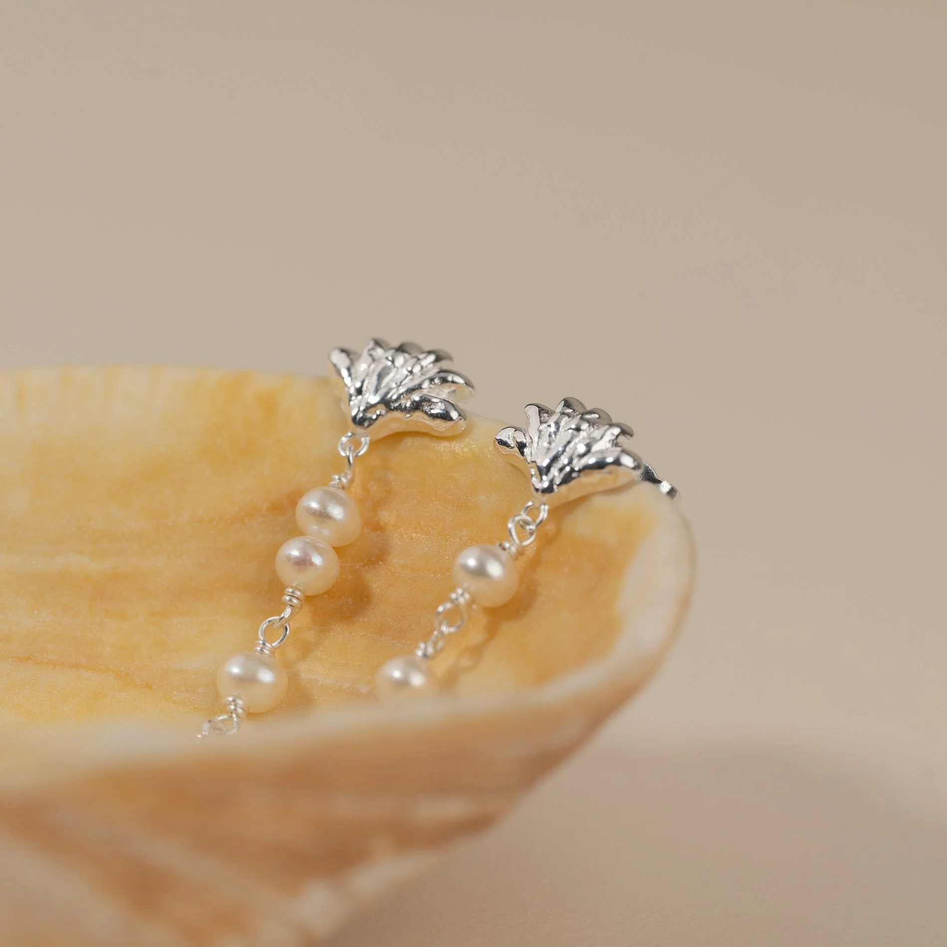 SHELLY PEARL DROP SILVER EARRING - Image 4