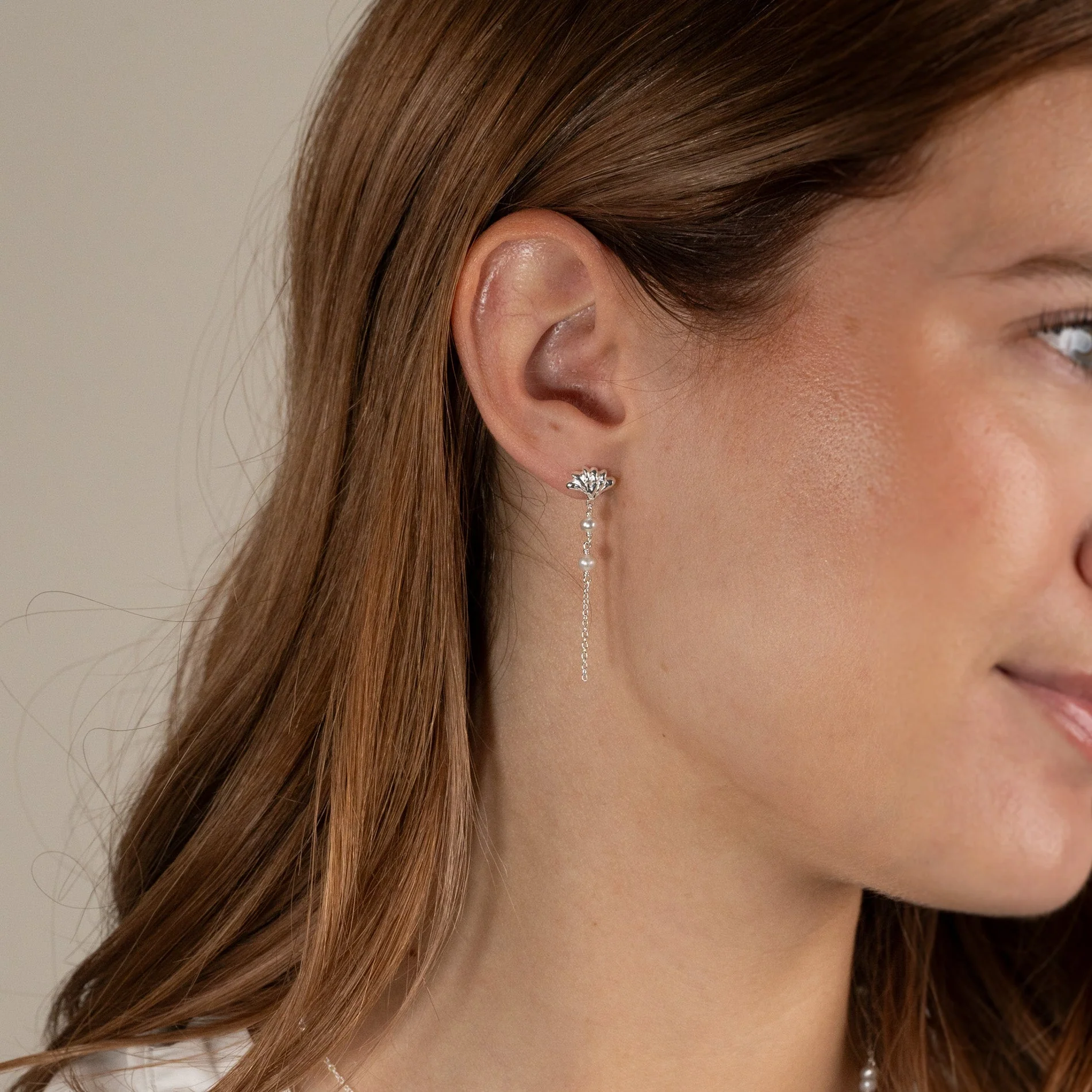 SHELLY PEARL DROP SILVER EARRING - Image 5