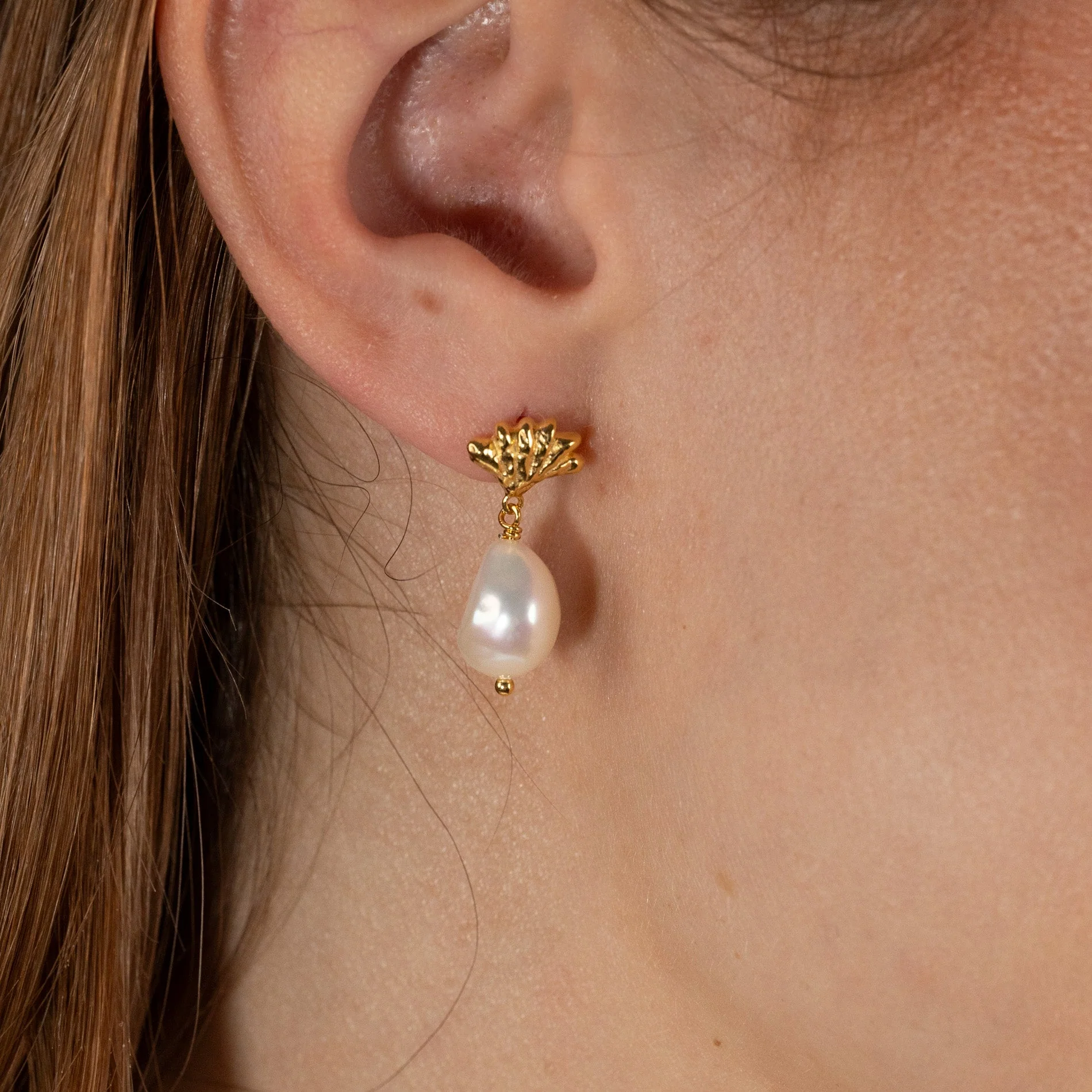 SHELLY PEARL GOLDEN EARRING - Image 2